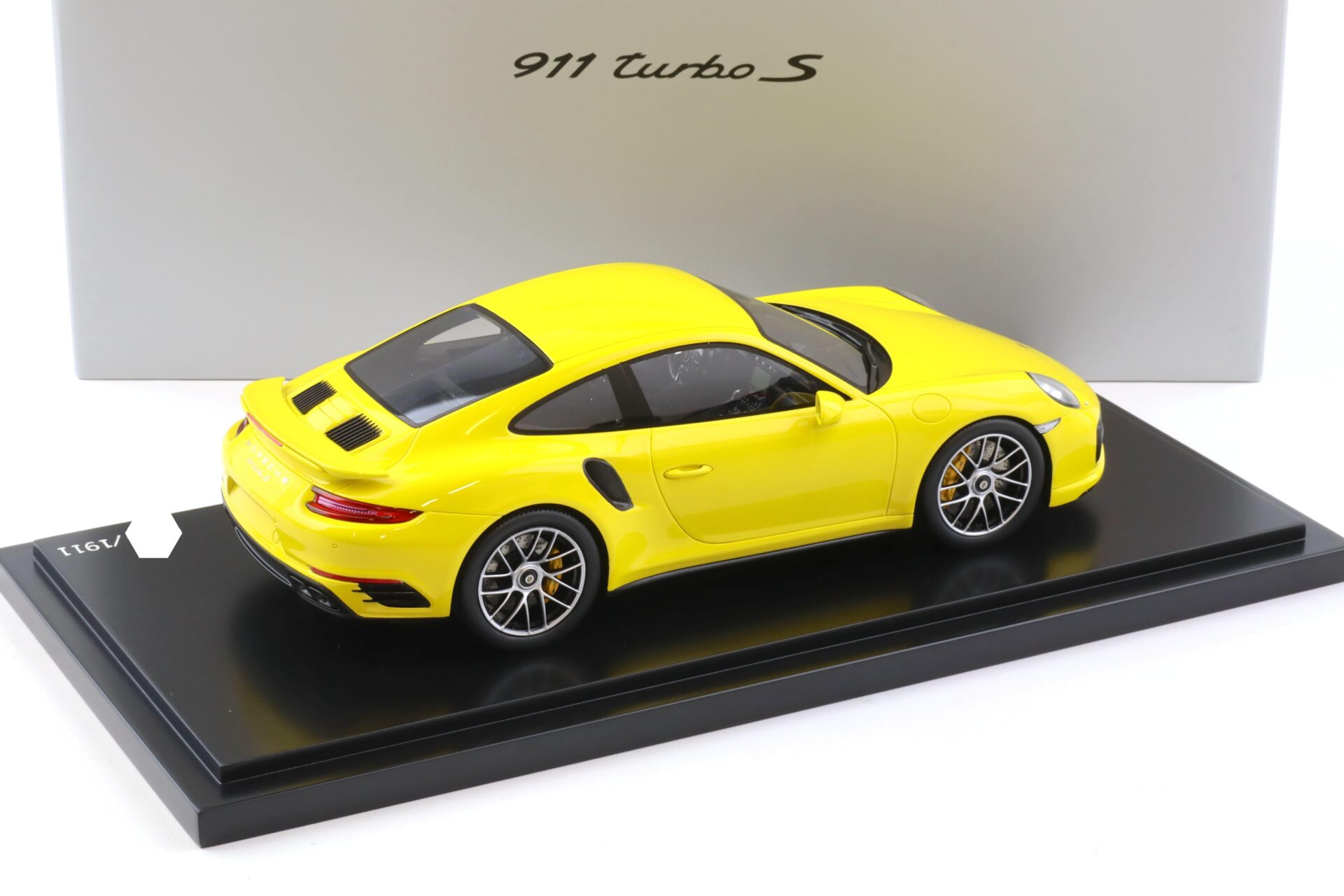 1:18 Spark Porsche 911 991.2 Turbo S Coupe Racing yellow WAP DEALER