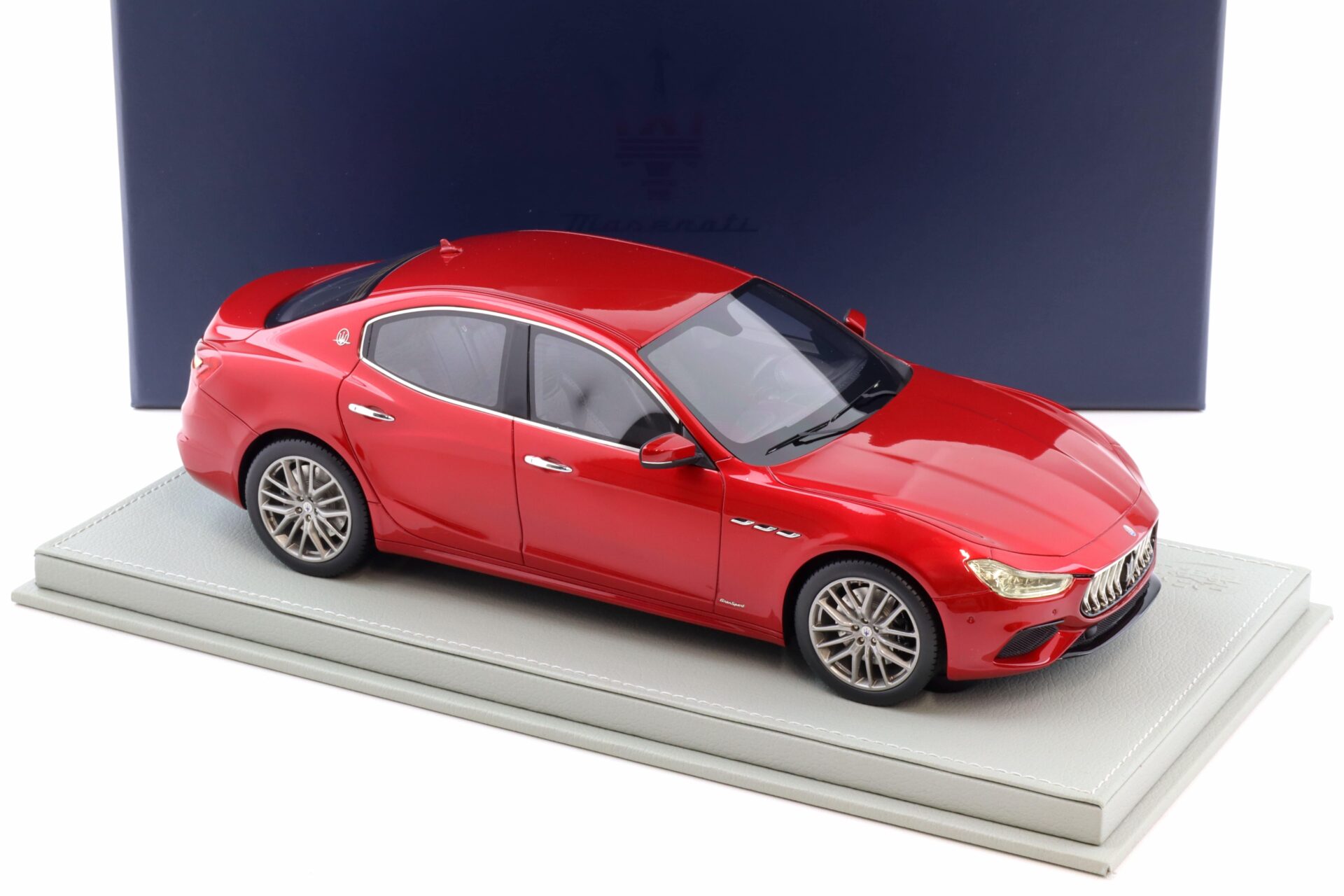 1:18 BBR Maserati Ghibli MY19 Limousine Rosso Potente DEALER VERSION