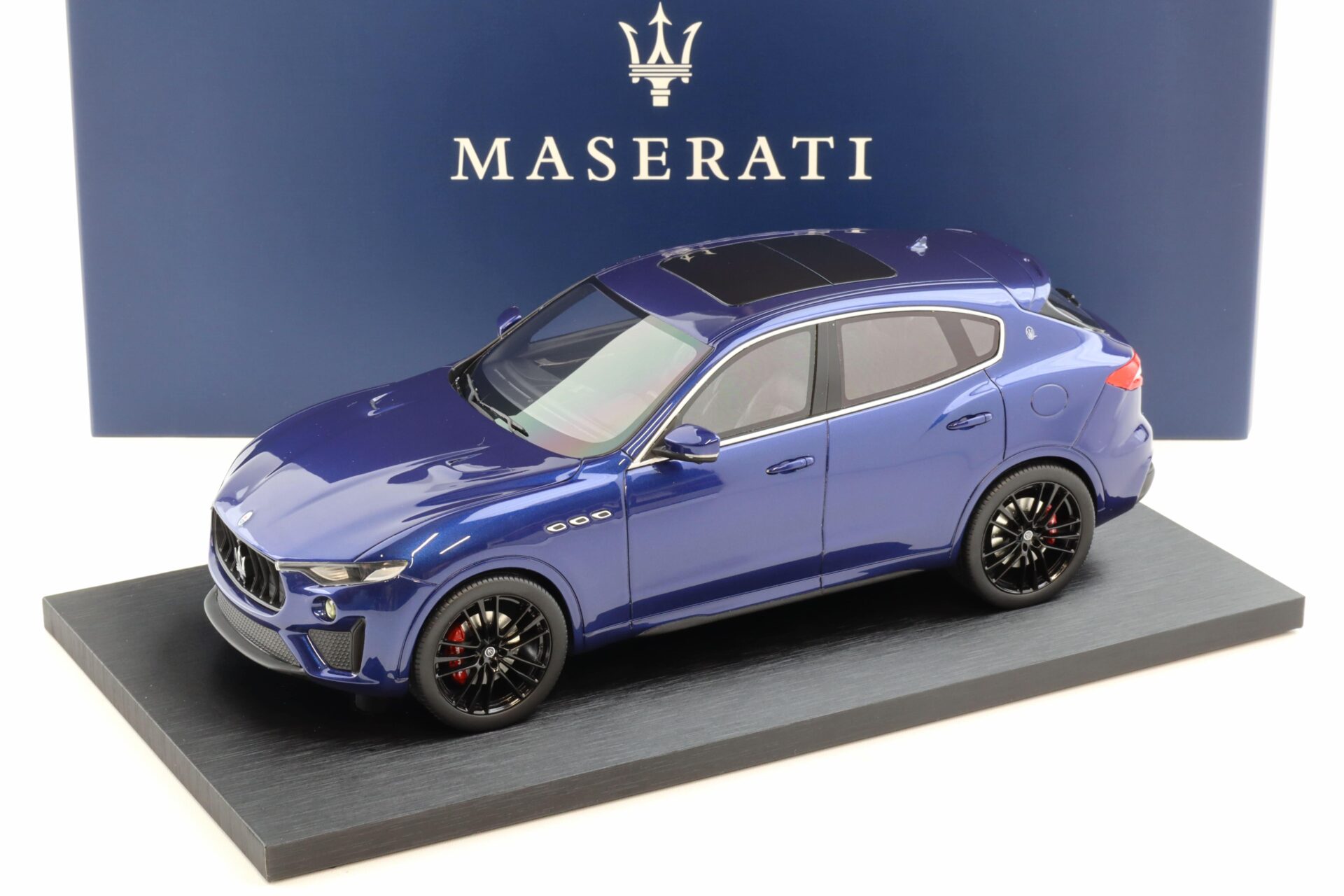 1:18 Top Speed Maserati Levante V8 Trofeo Blu Emozione DEALER VERSION