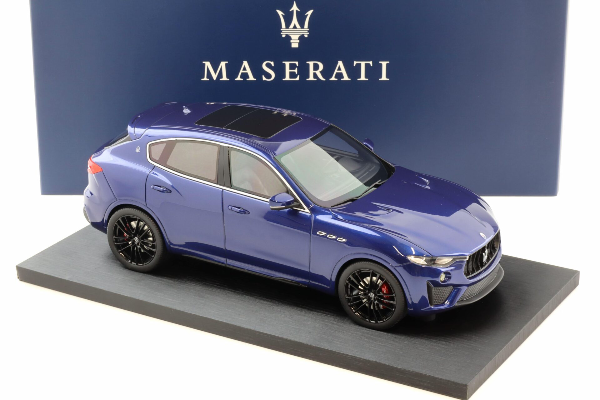 1:18 Top Speed Maserati Levante V8 Trofeo Blu Emozione DEALER VERSION