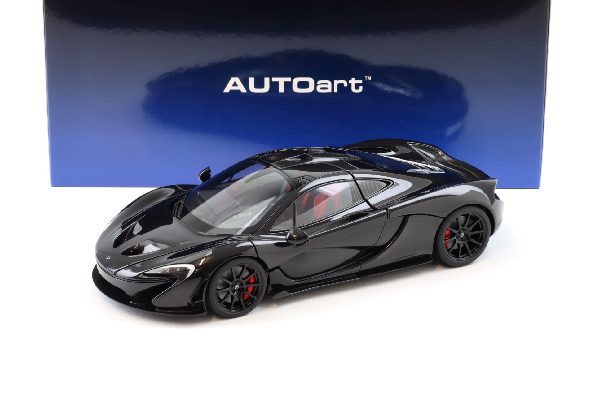 1:18 AUTOart McLAREN P1 2013 Fire black/ red black interior 76065