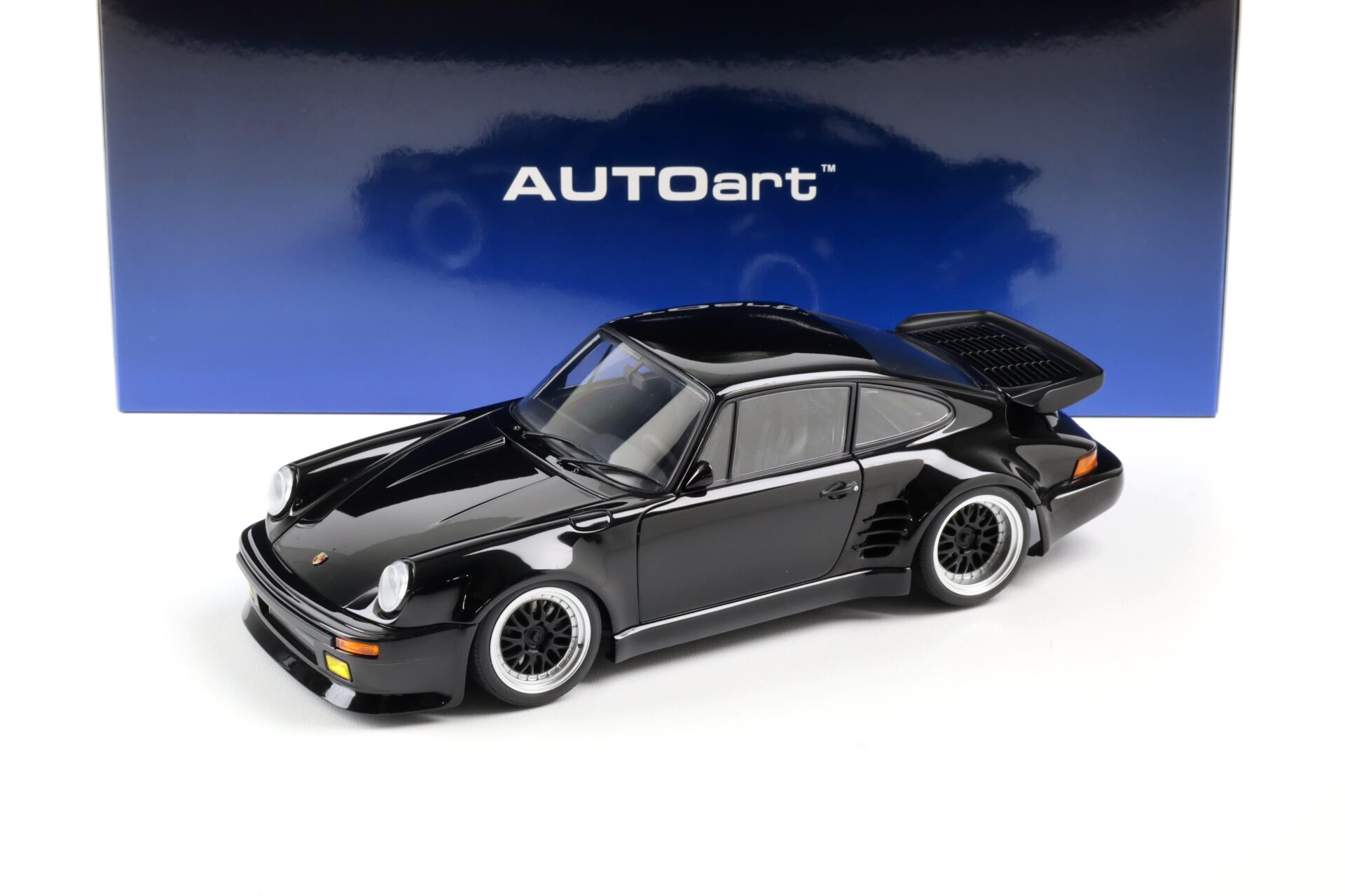 1:18 AUTOart Porsche 911 (930) Turbo WANGAN Midnight Blackbird Comic #1 Version