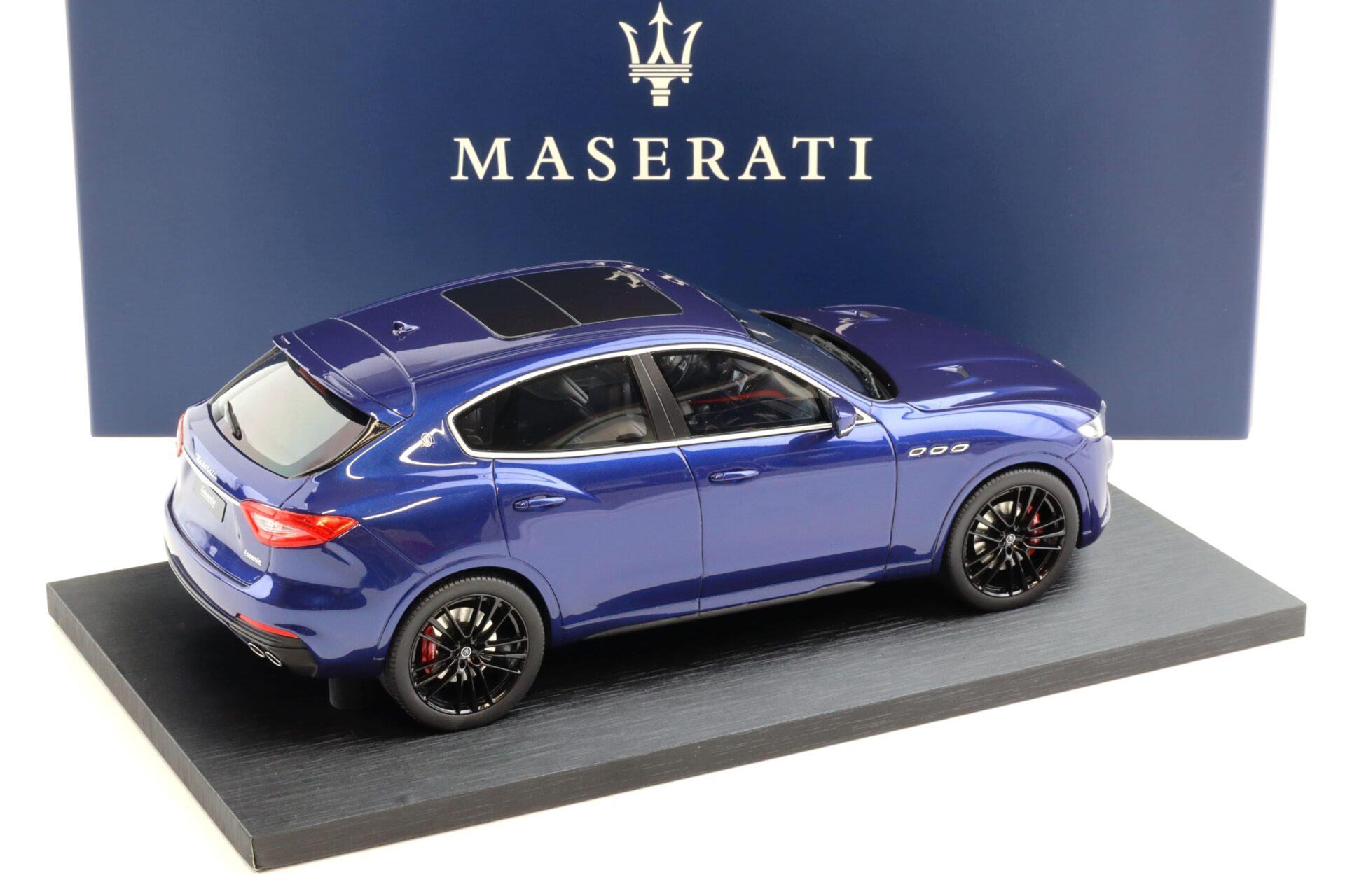 1:18 Top Speed Maserati Levante V8 Trofeo Blu Emozione DEALER VERSION