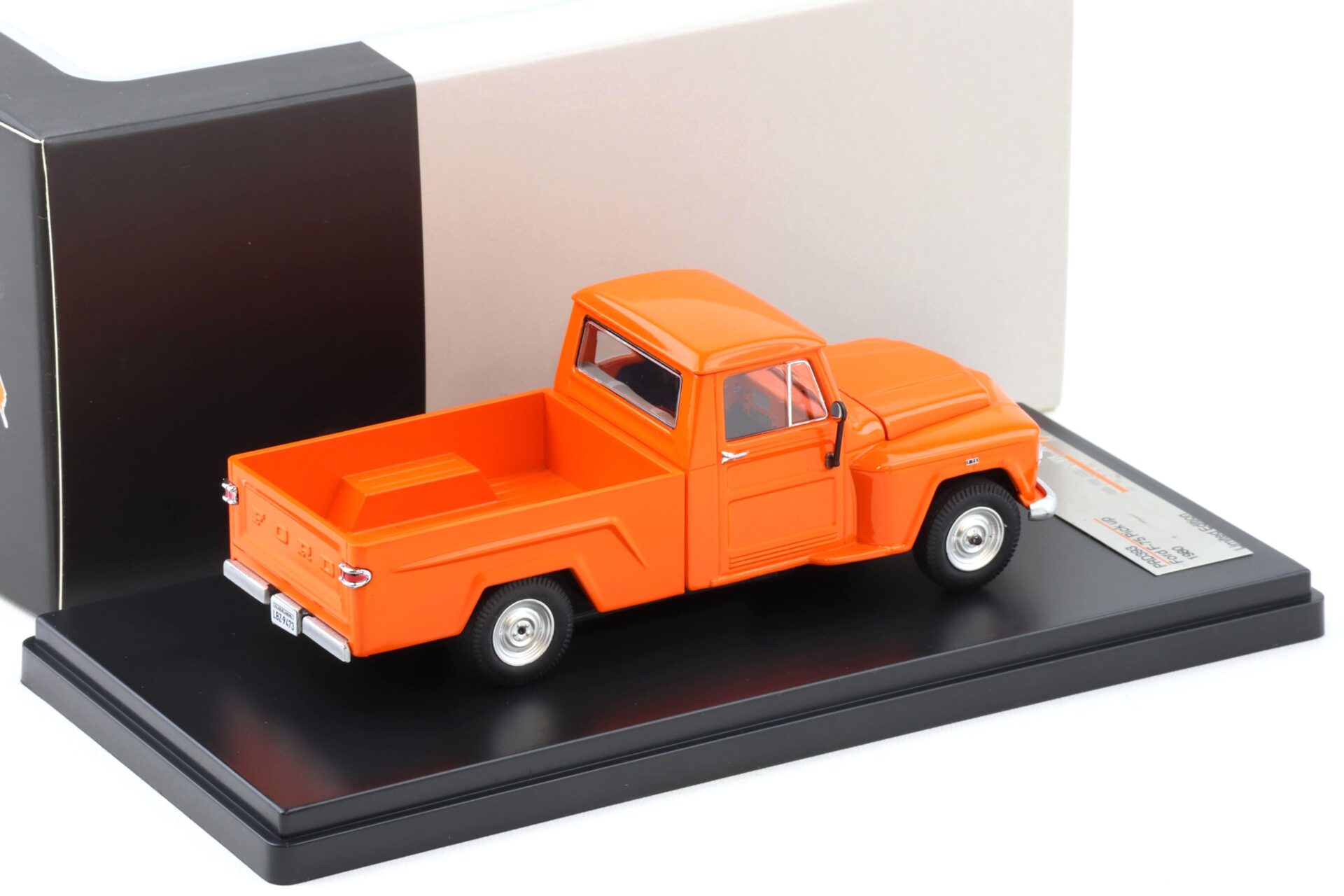 1:43 PremiumX Ford F-75 Pick-Up 1980 orange