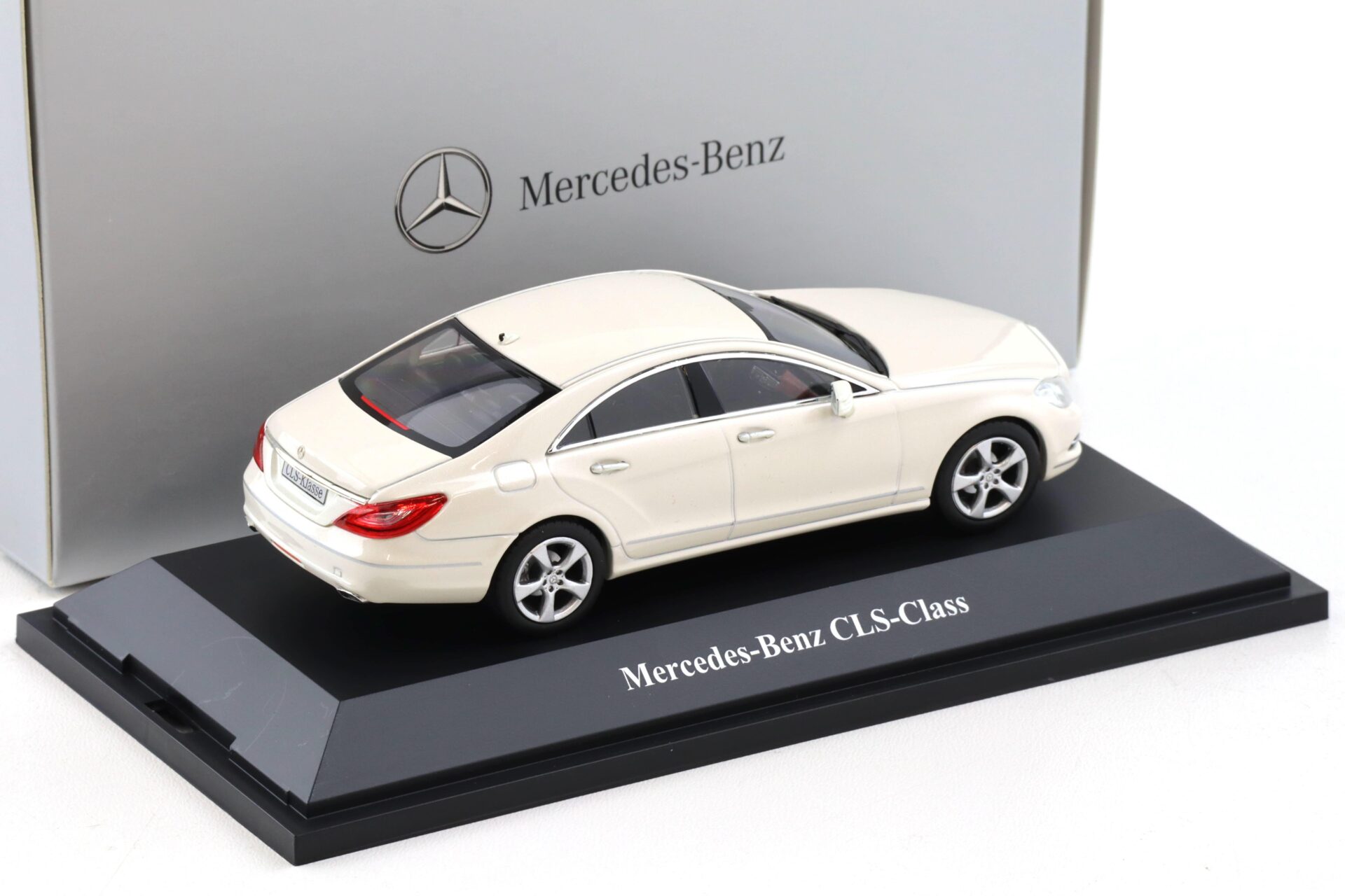 1:43 Norev Mercedes CLS Klasse C218 diamond white 2011 DEALER VERSION