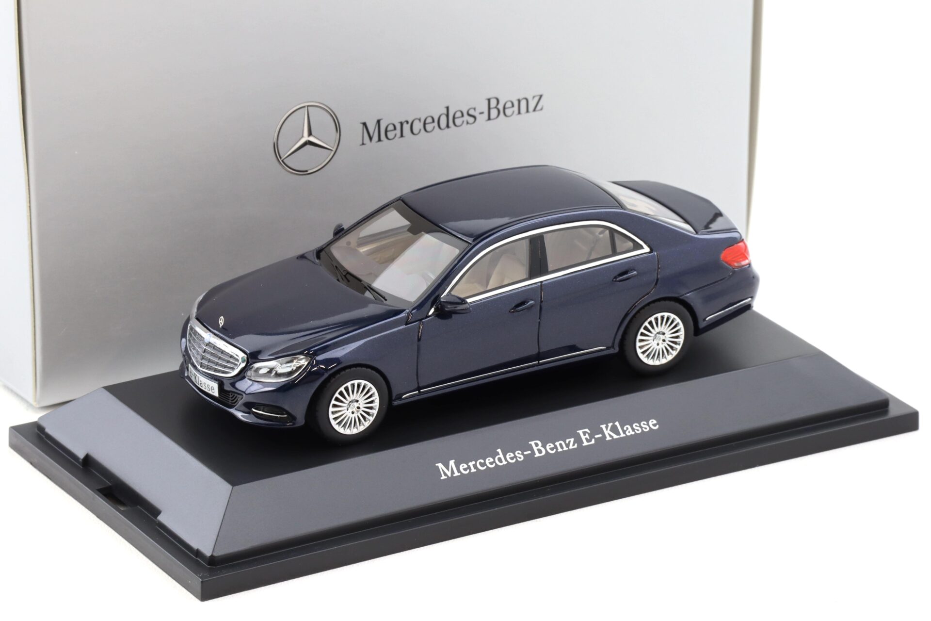 1:43 Kyosho Mercedes E-Klasse Limousine W212 canvasit blue 2013 DEALER VERSION