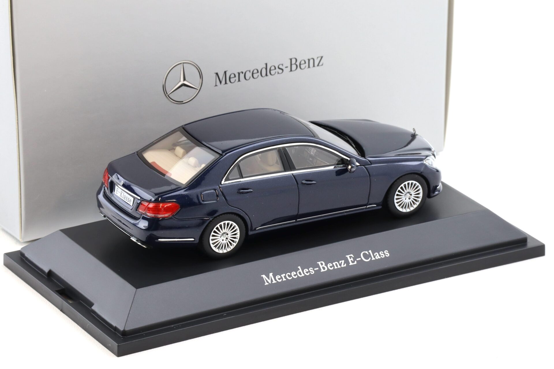 1:43 Kyosho Mercedes E-Klasse Limousine W212 canvasit blue 2013 DEALER VERSION