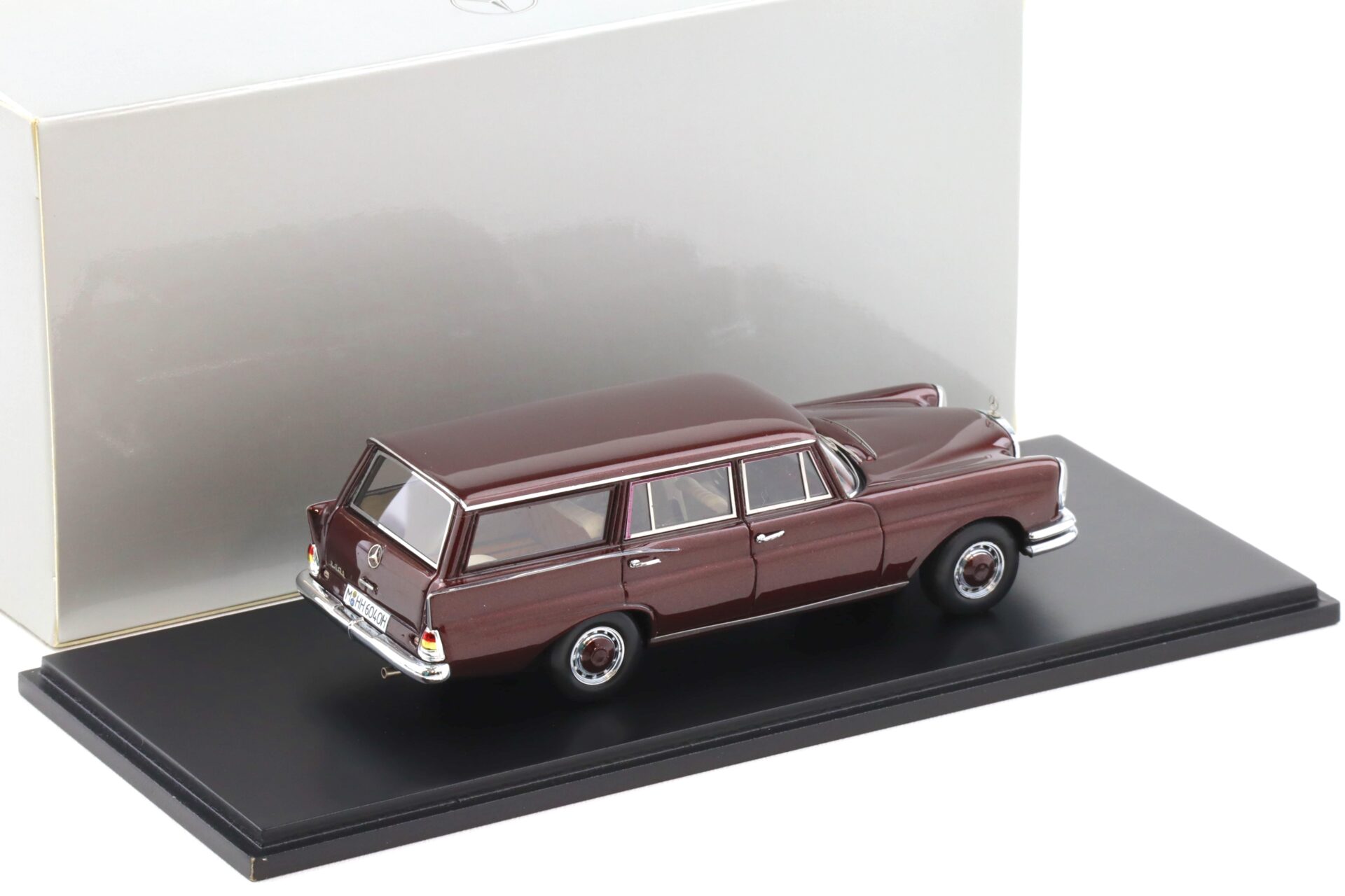 1:43 Spark Mercedes 230 S Universal dark red Classic Collection