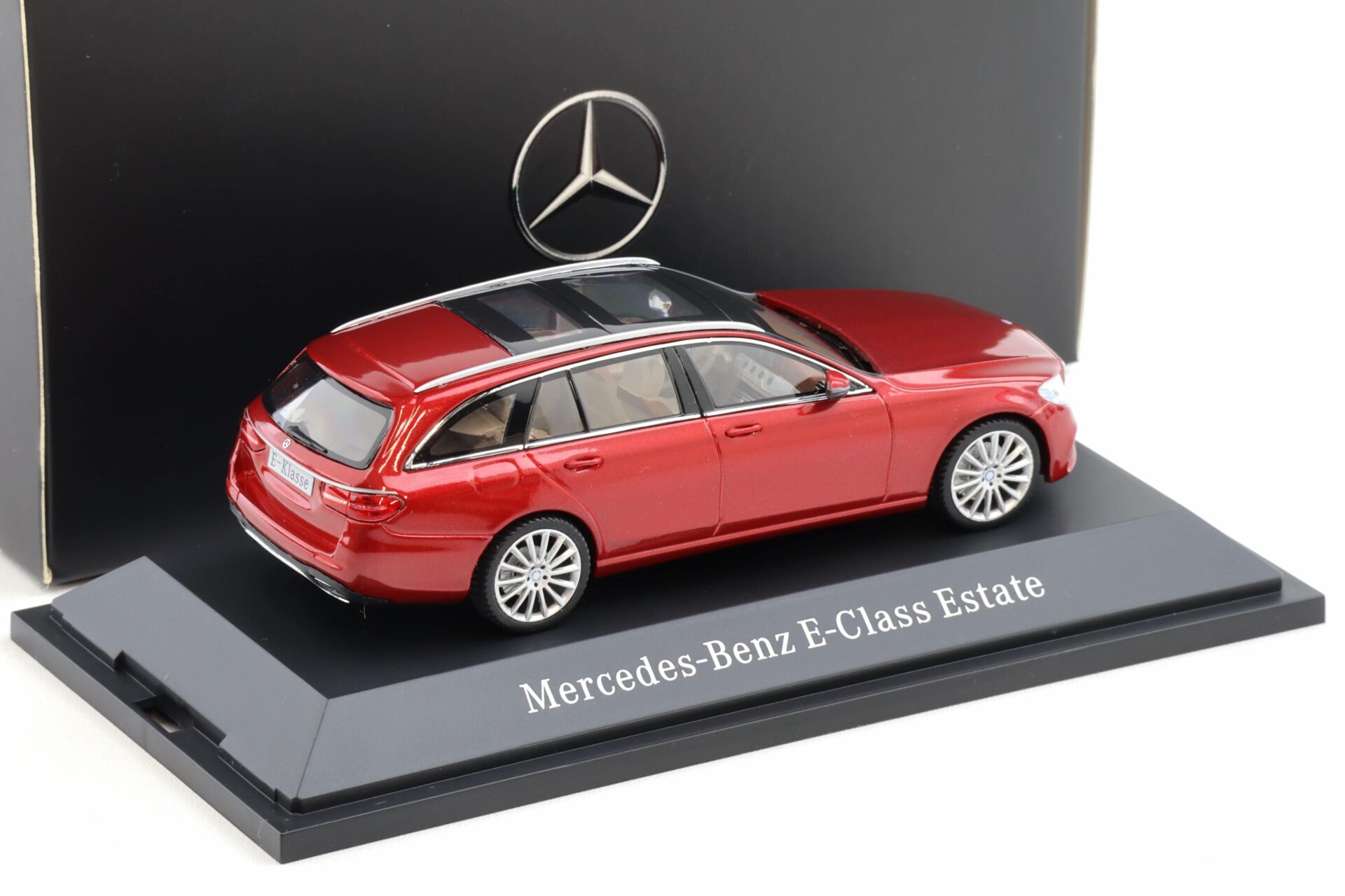 1:43 Kyosho Mercedes E-Klasse T-Modell S216 designo hyacinth red DEALER VERSION
