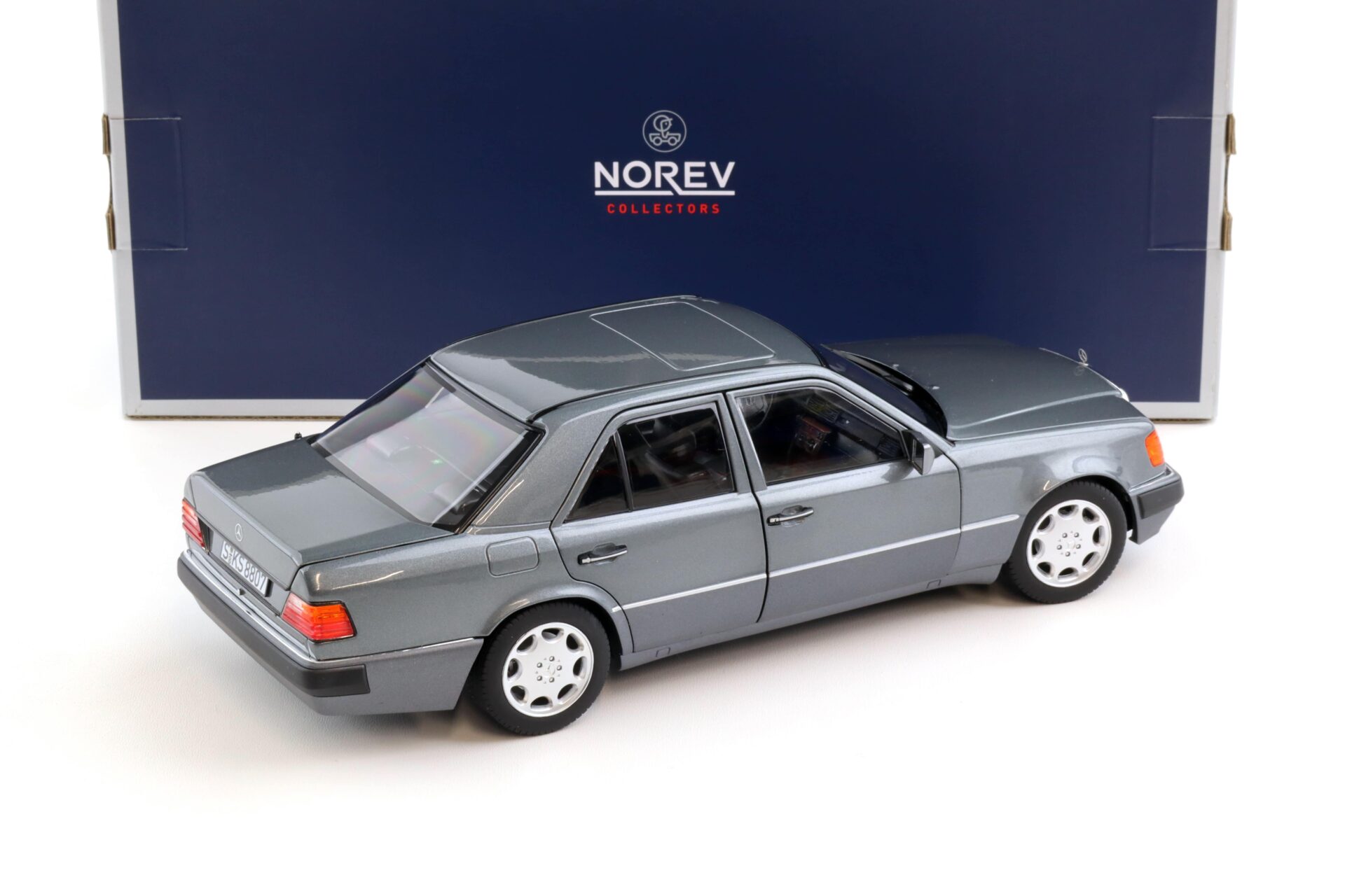 1:18 Norev Mercedes 500 E W124 5.0 V8 Limousine 1990 pearl grey metallic