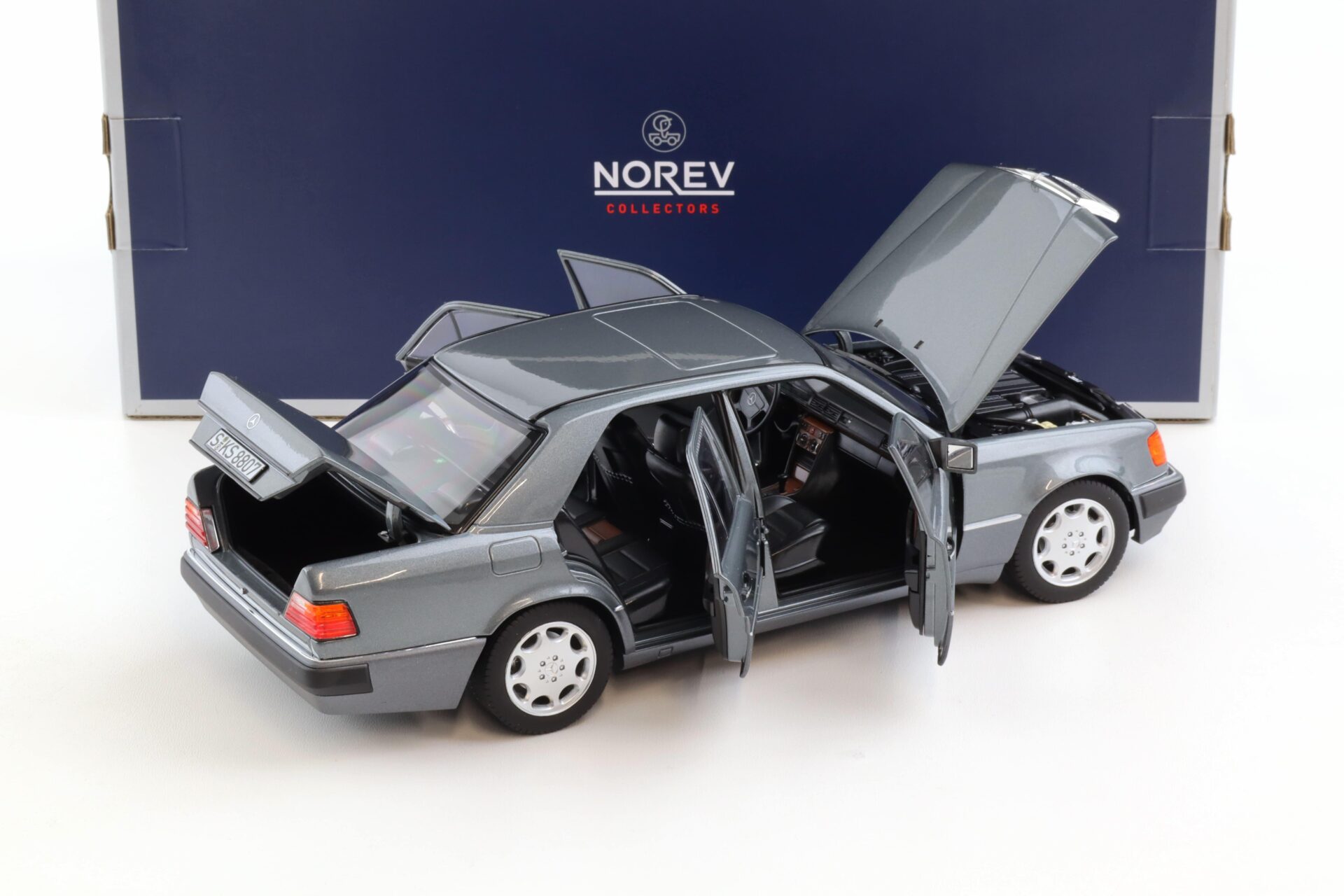 1:18 Norev Mercedes 500 E W124 5.0 V8 Limousine 1990 pearl grey metallic