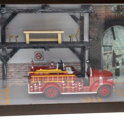 1:50 Signature 1941 GMC Fire Truck Diorama Set DETROIT