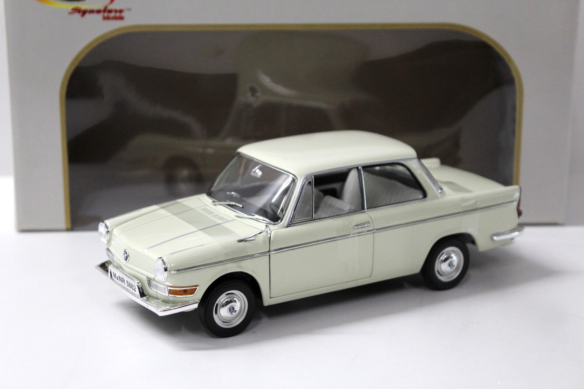 ID 43401 orig.jpg 1:18 Signature Models 1962 BMW 700 LS Luxus beige