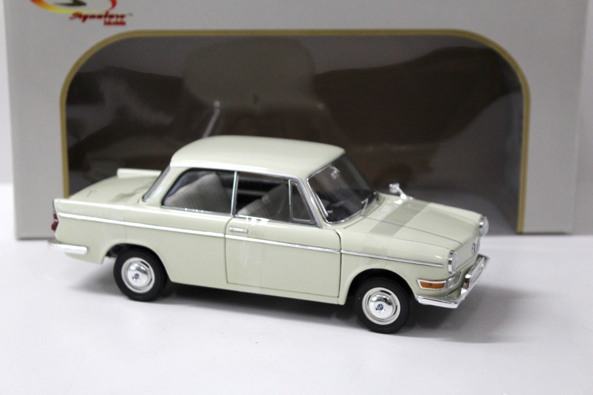 1:18 Signature Models 1962 BMW 700 LS Luxus beige