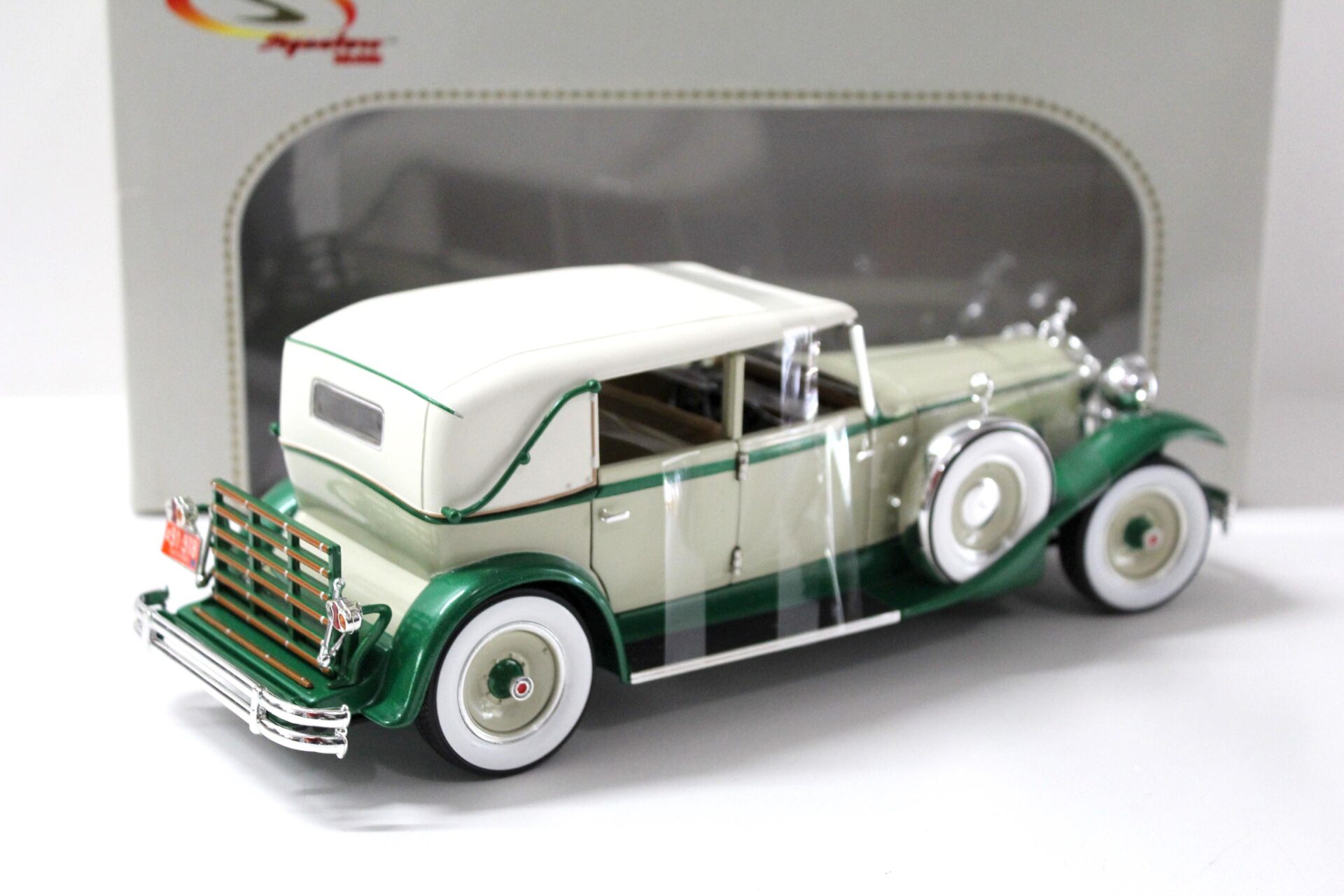 1:18 Signature Models 1930 Packard Brewster beige/ green