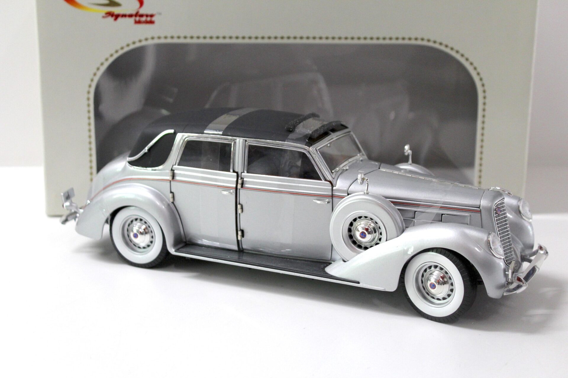 1:18 Signature Models 1937 Lincoln Touring Cabriolet silver