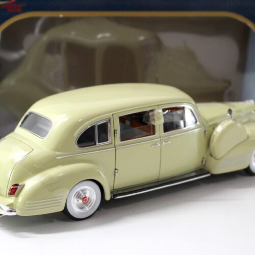 1:18 Signature Models 1941 Packard Limousine yellow - Image 3