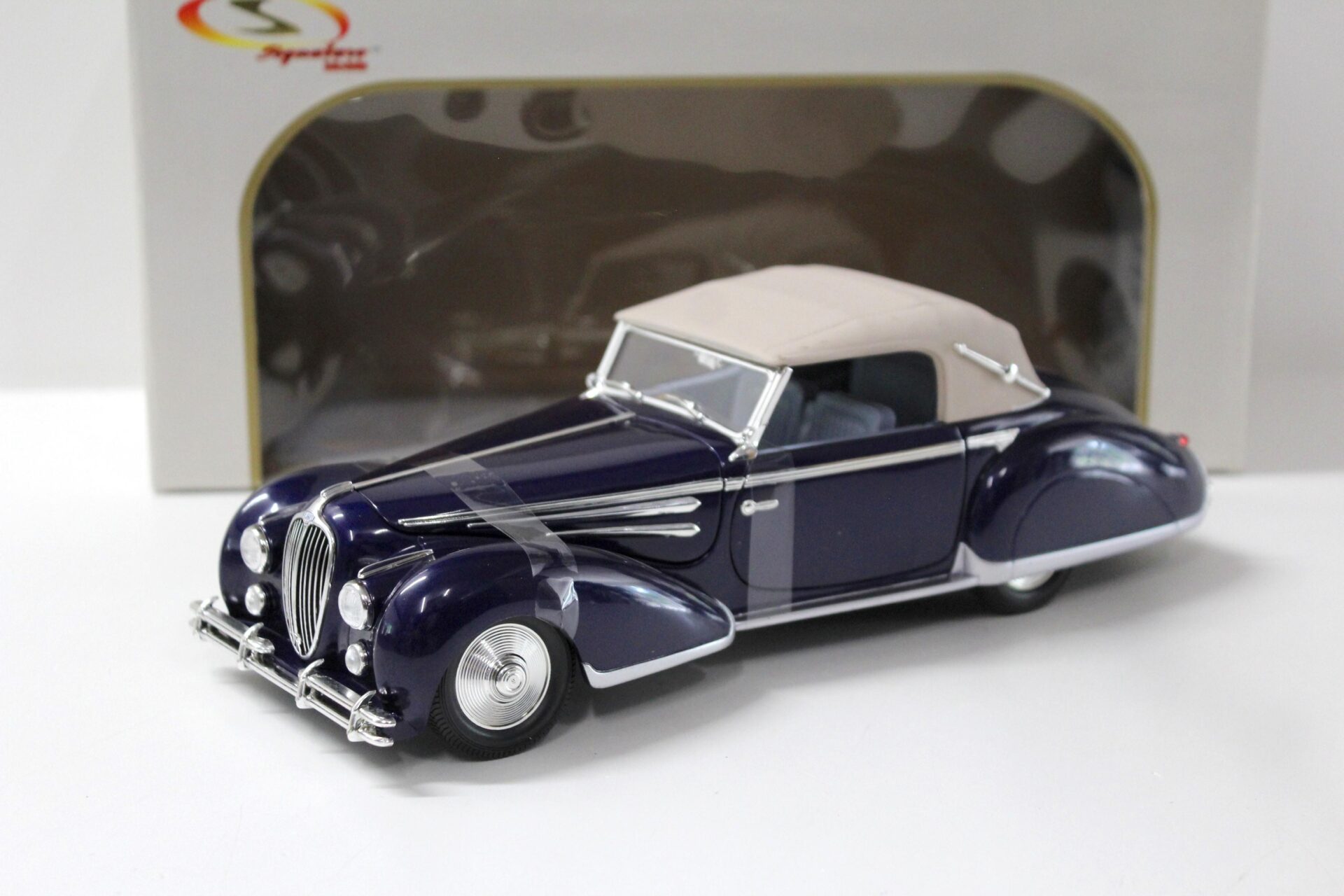 ID 44240 orig.jpg 1:18 Signature Models 1947 Delahaye 135M dark blue