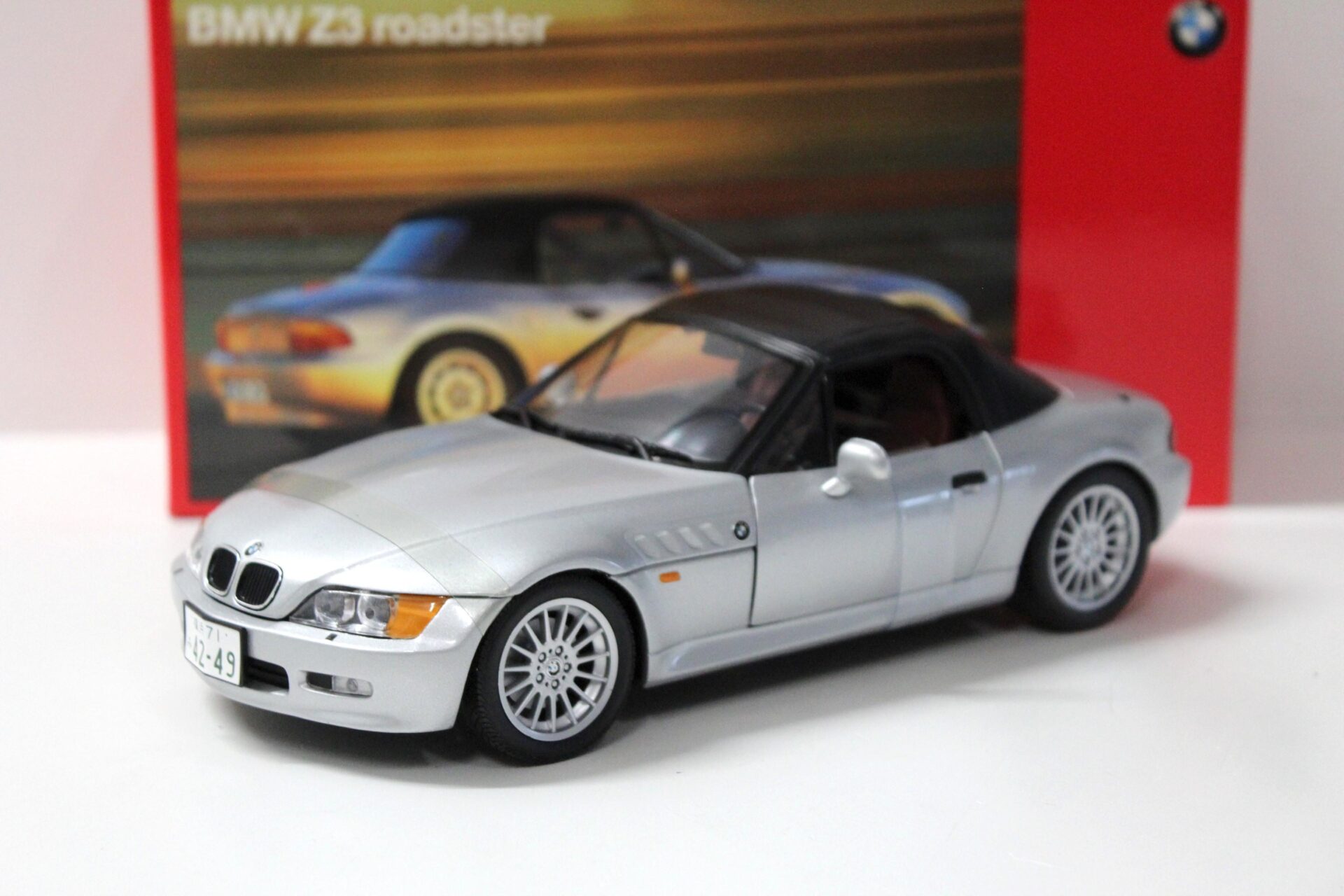 ID 52576 orig.jpg 1:18 UT Models BMW Z3 Roadster silver with Softtop DEALER VERSION