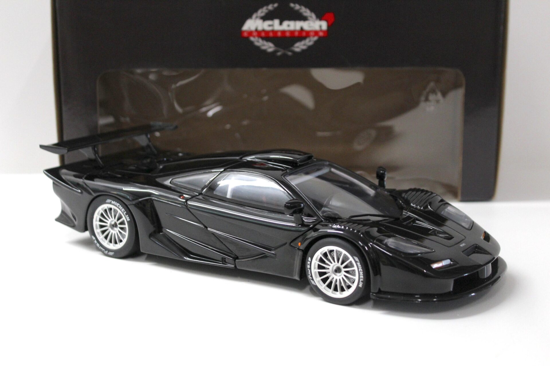1:18 UT Models McLaren F1 GTR Road Car Longtail 1997 black
