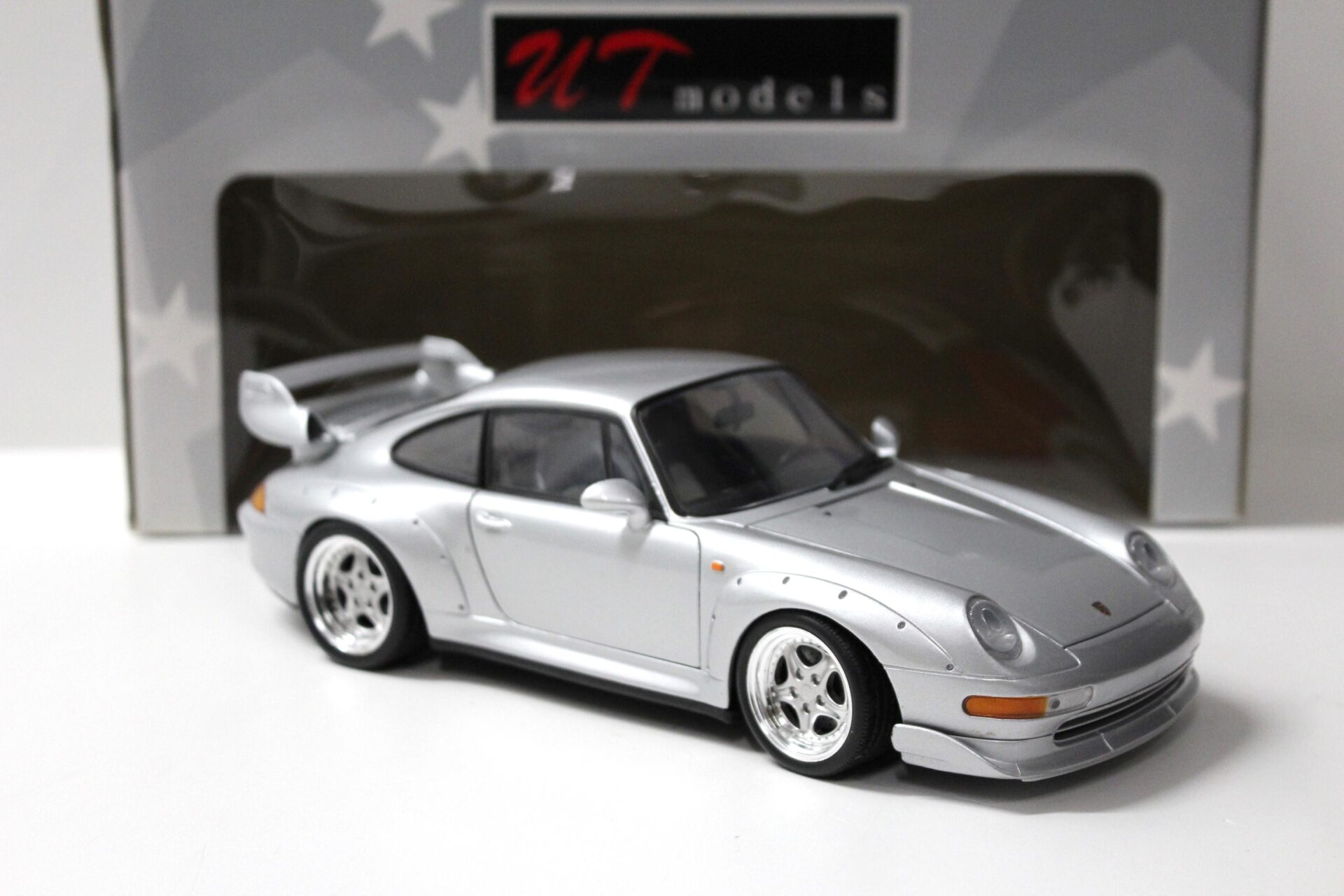 1:18 UT Models Porsche 911 (993) GT2 Street silver 1997