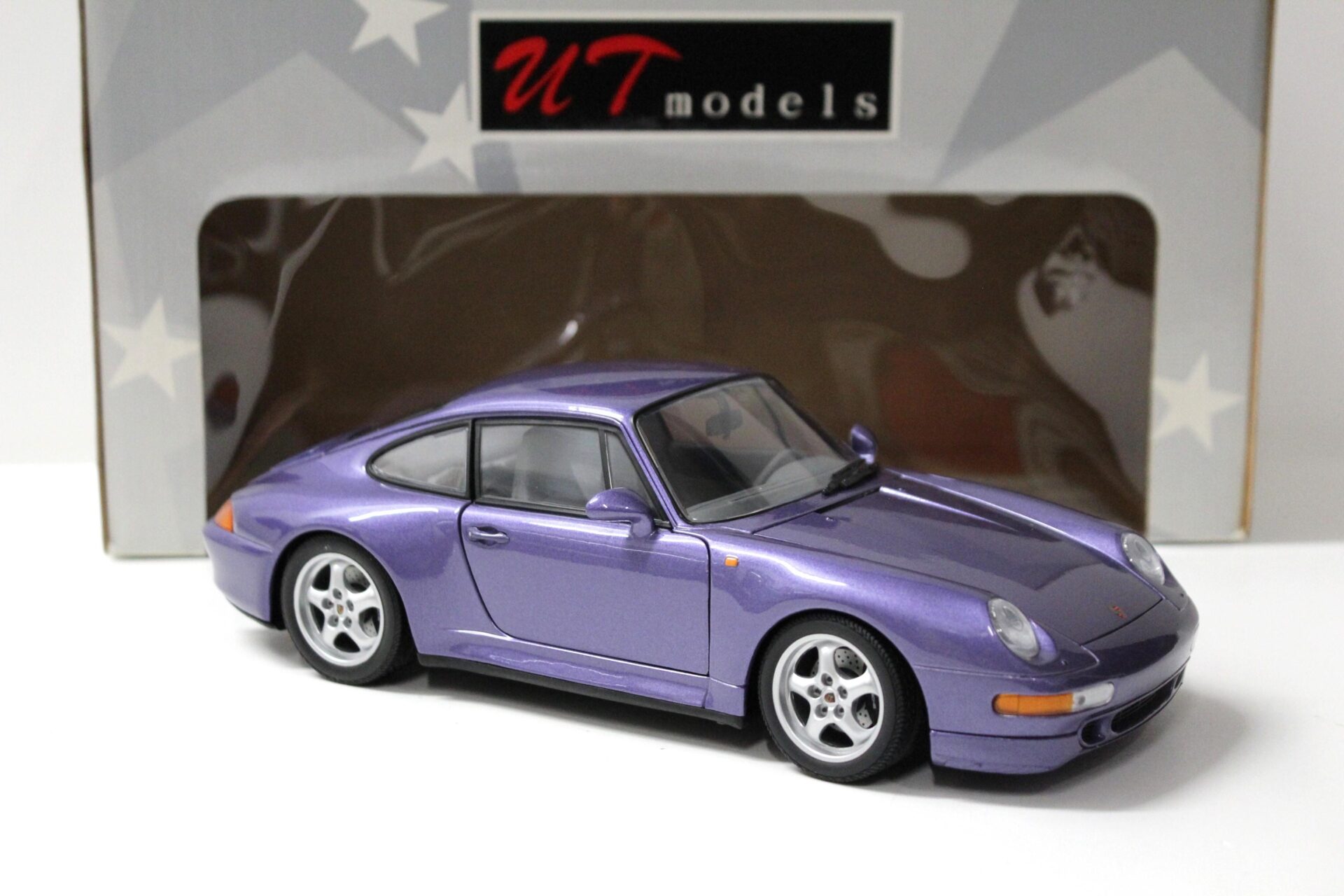 1:18 UT Models Porsche 911 (993) Carrera S Coupe purple blue metallic