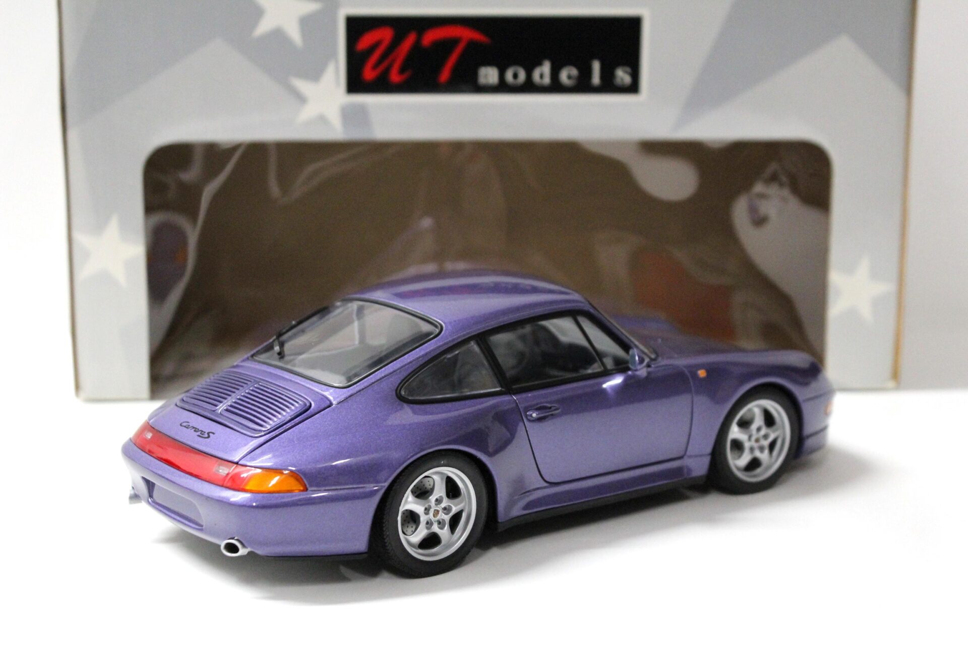 1:18 UT Models Porsche 911 (993) Carrera S Coupe purple blue metallic