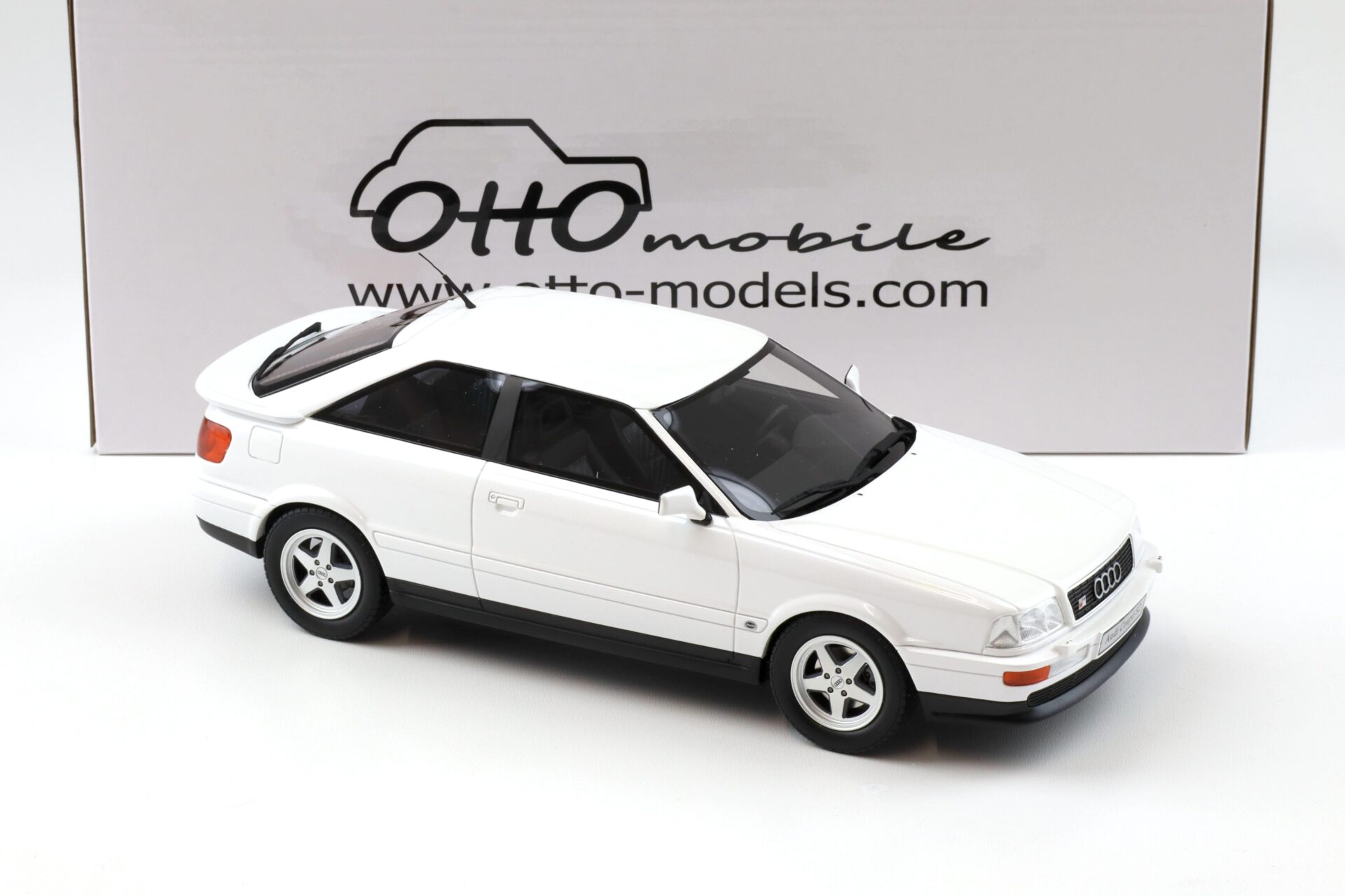 1:18 OTTO mobile OT288 Audi S2 Coupe pearl white 1991