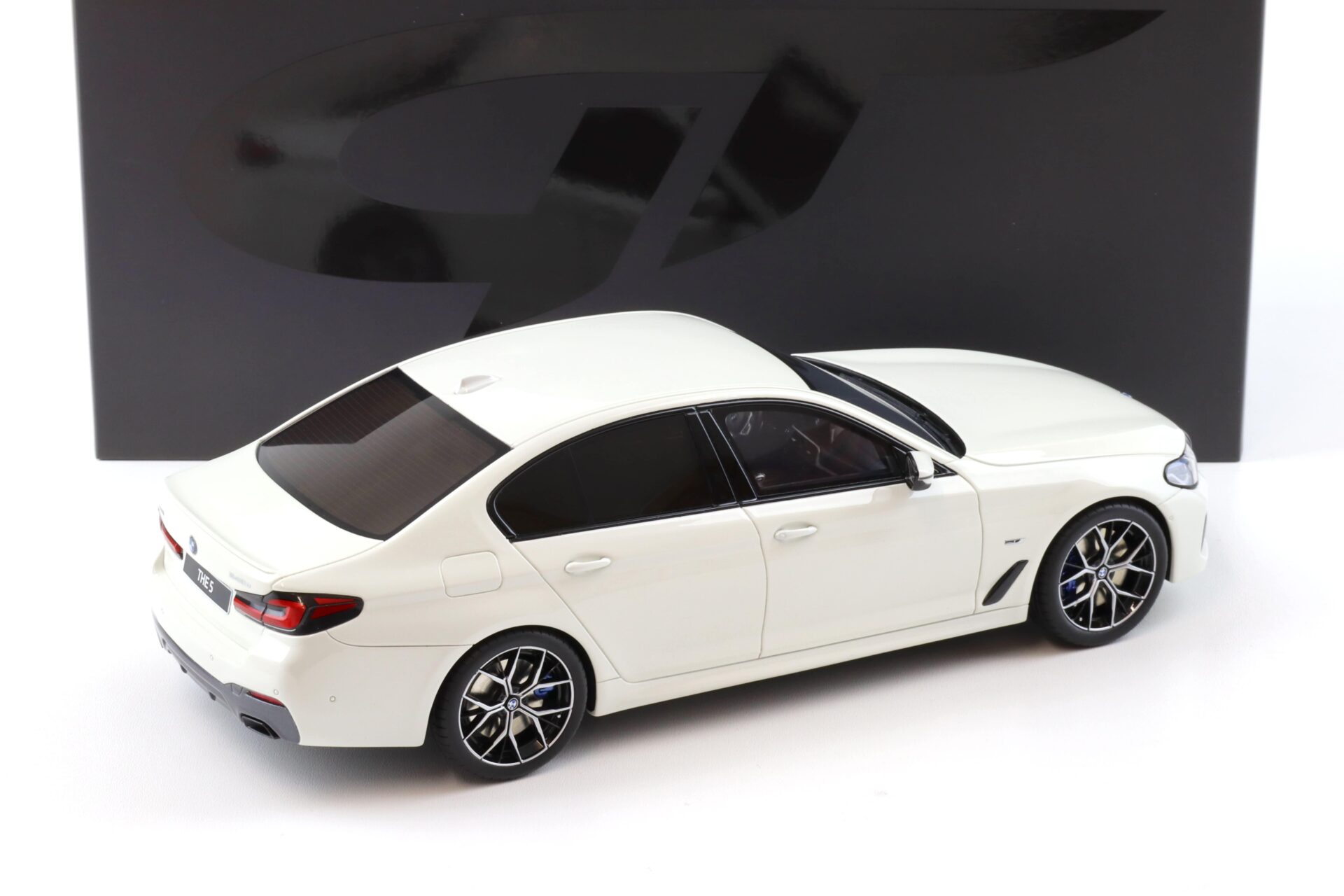 1:18 GT Spirit GT496 BMW 5 Series G30 545E xDrive Limousine M-Sport Alpine white 2023