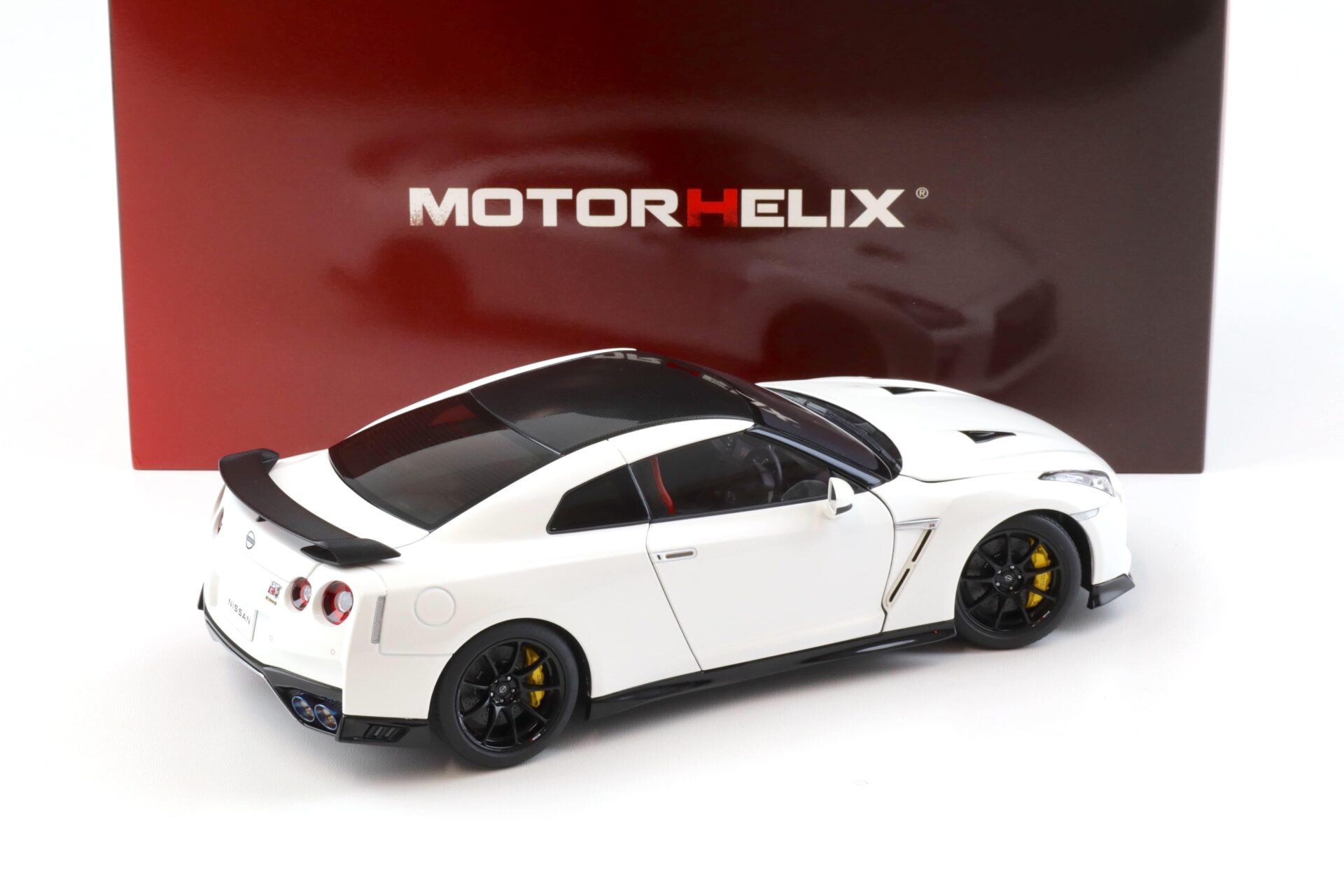 1:18 Motorhelix Nissan GT-R R35 Track Edition by NISMO 2022 T-Spec pearl white M83518