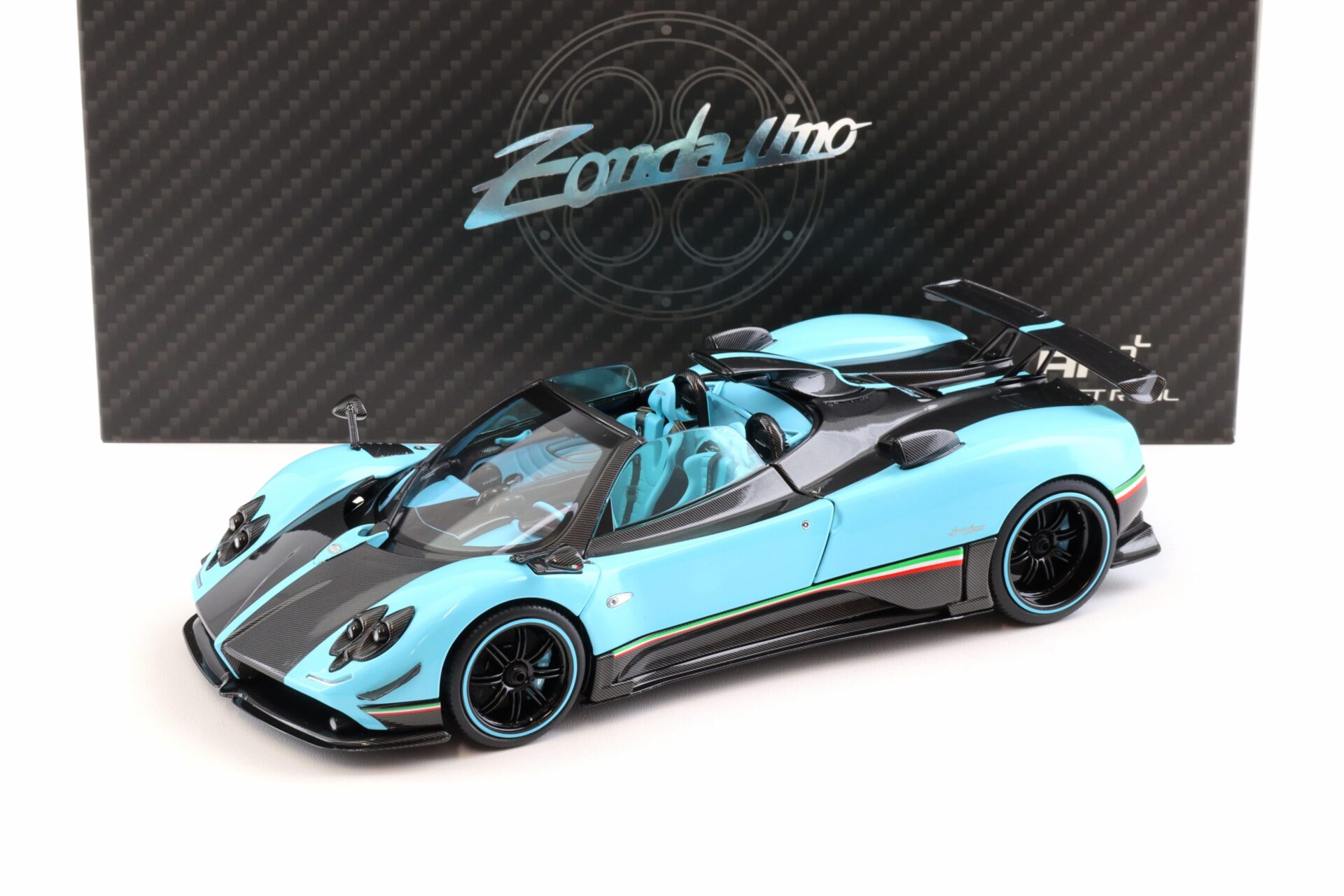 1:18 Almost Real Pagani Zonda Uno light blue/ Carbon 850630001