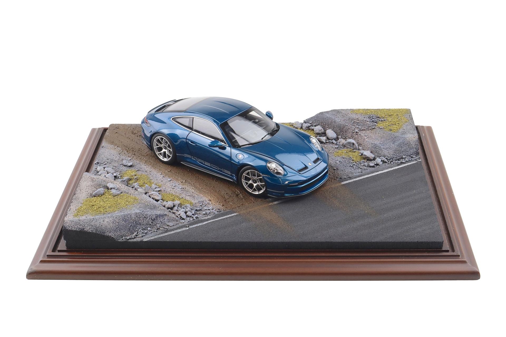 1:18 Atlantic Diorama Entrance to Dirty Road with Show Case Display Case 30209