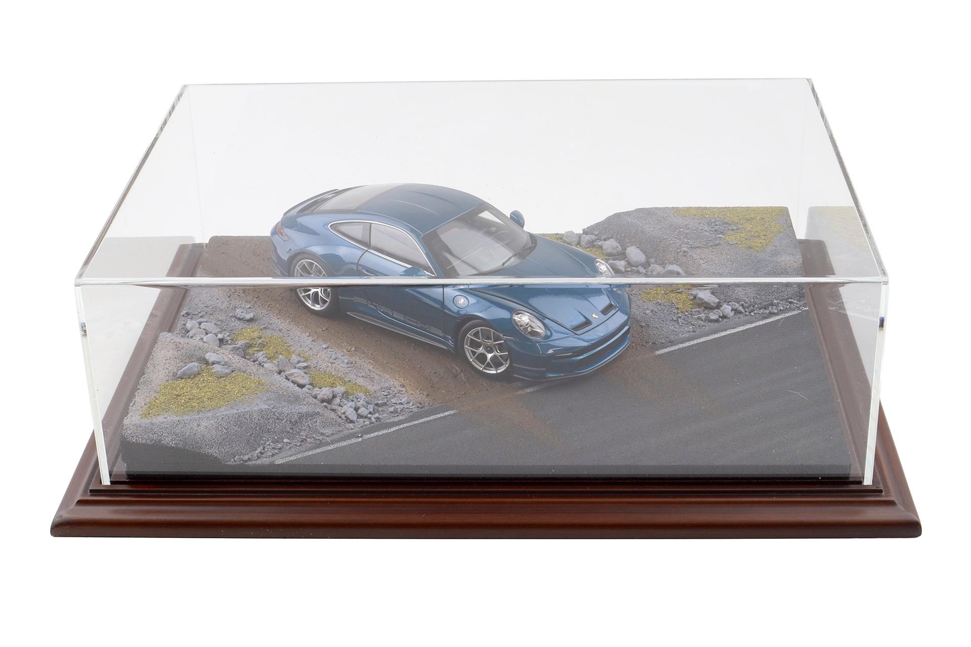 1:18 Atlantic Diorama Entrance to Dirty Road with Show Case Display Case 30209