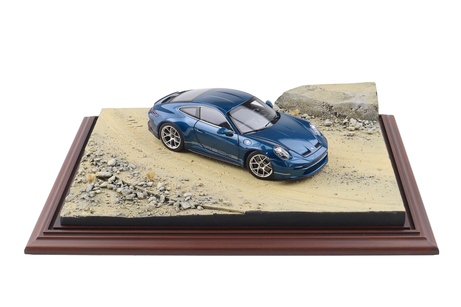 1:18 Atlantic Diorama Mountain Road with Show Case Display Case 30208