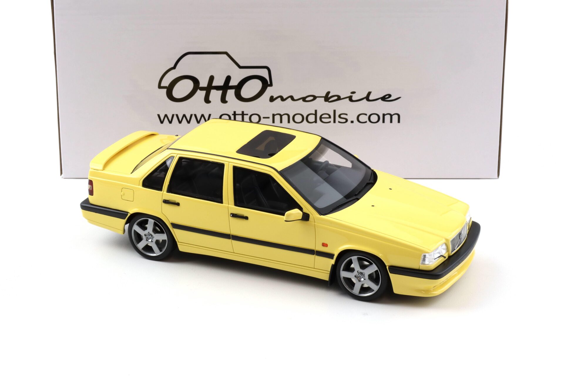 1:18 OTTO mobile OT1222 Volvo 850 T-5R Limousine cream yellow 1996