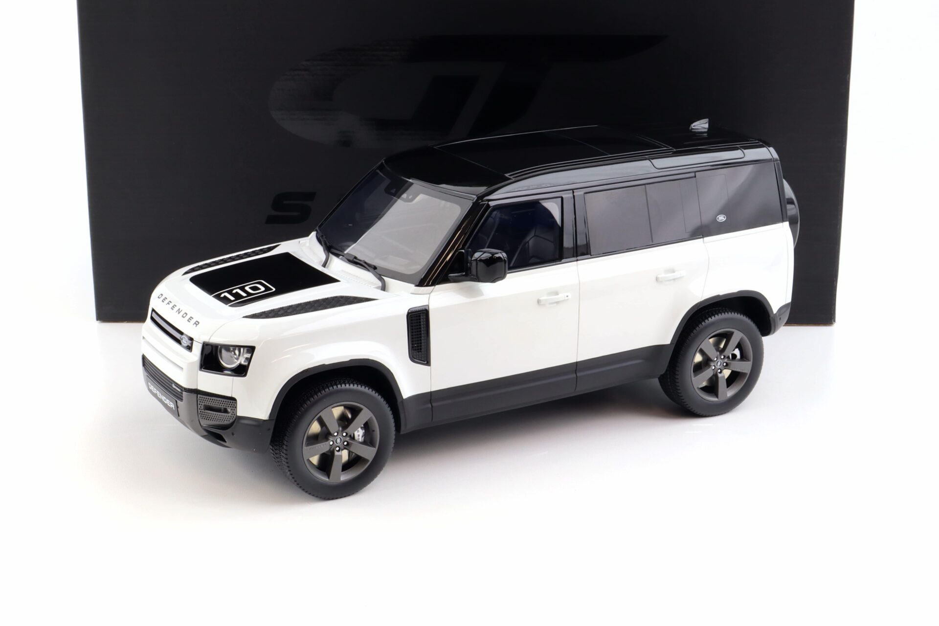 1:12 GT Spirit GT554 Land Rover Defender 110 P400x white/ black 2021