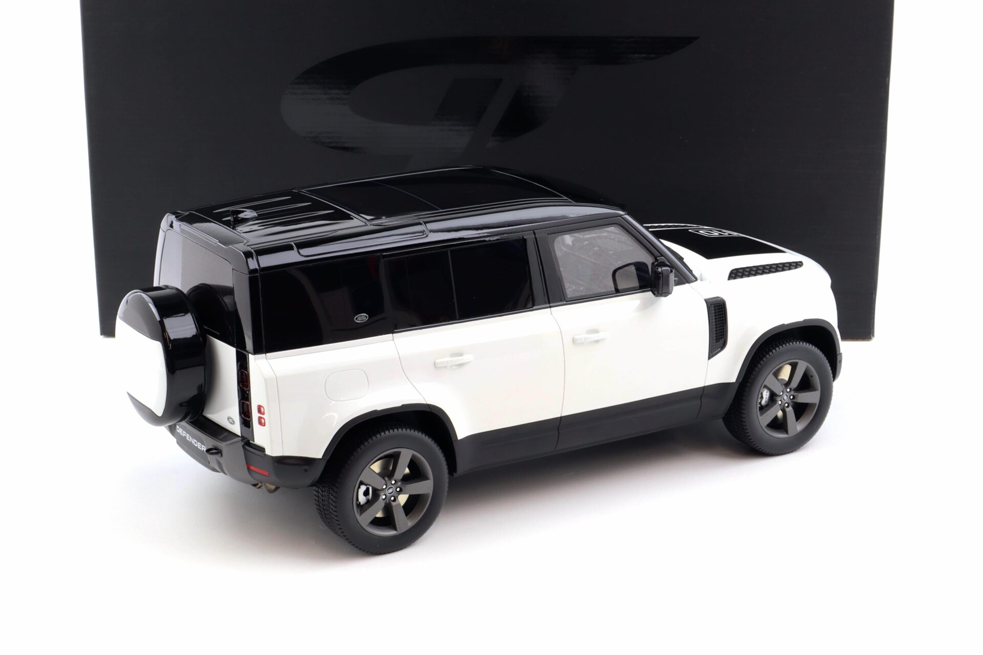 1:12 GT Spirit GT554 Land Rover Defender 110 P400x white/ black 2021