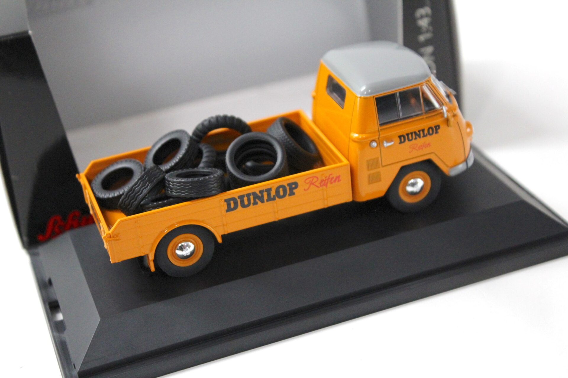 1:43 Schuco Tempo Matador Tieflader-Pritsche "Dunlop Reifen" orange