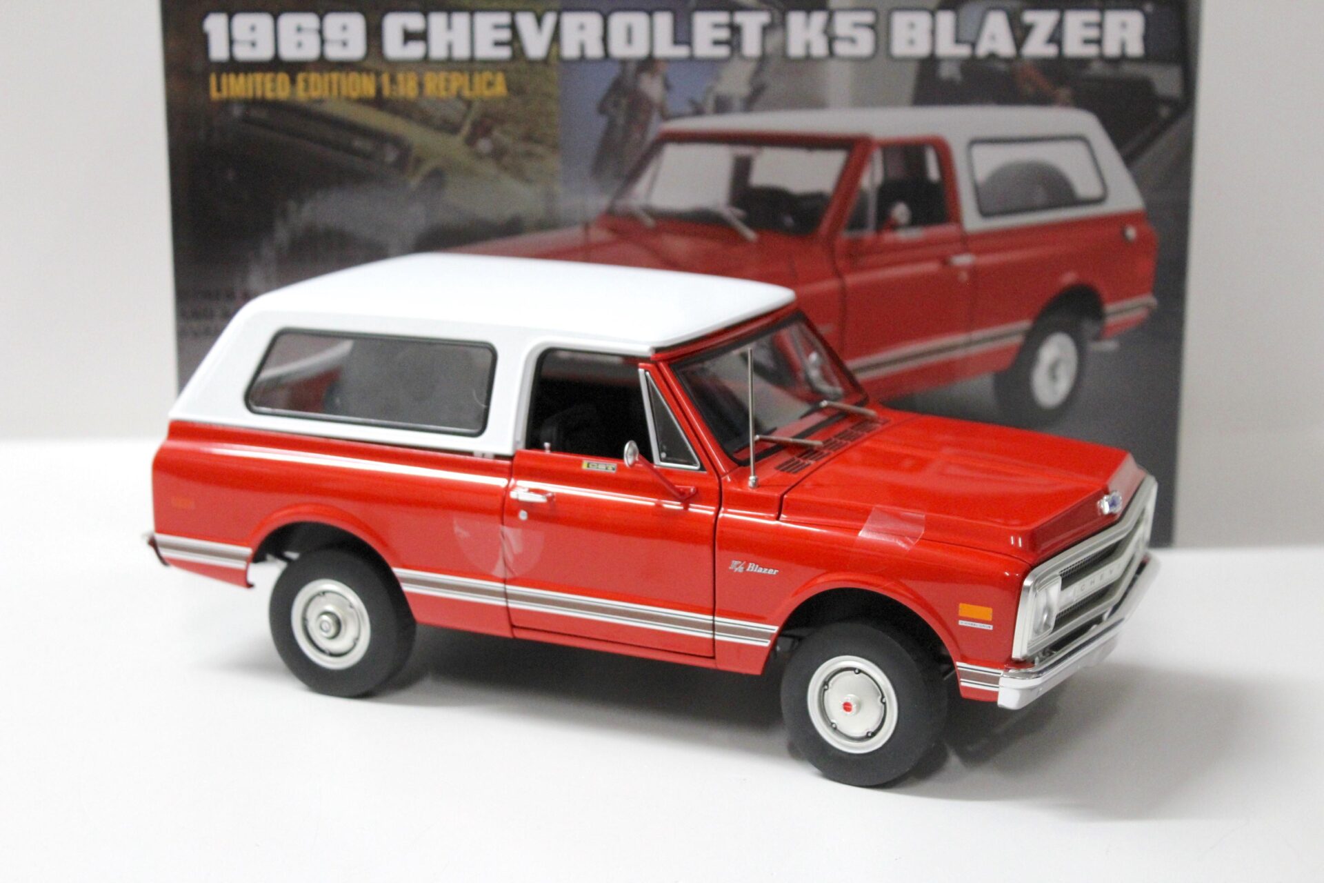 1:18 ACME 1969 Chevrolet K5 Blazer red-orange (Code 514)/ white Top