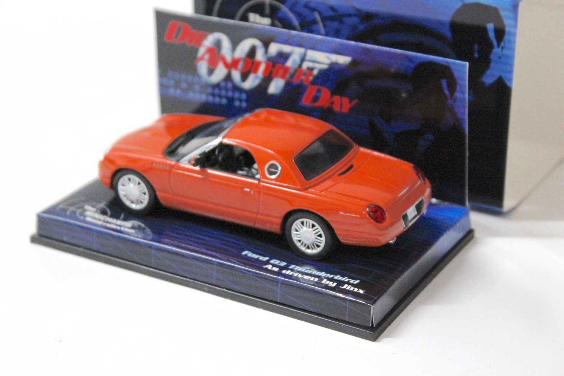 1:43 Minichamps Ford Thunderbird James Bond Collection red