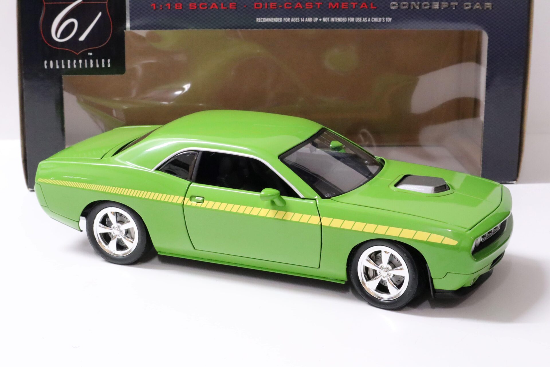 1:18 Highway61 Plymouth Cuda Concept Car 2009 Sublime green/ yellow stripe