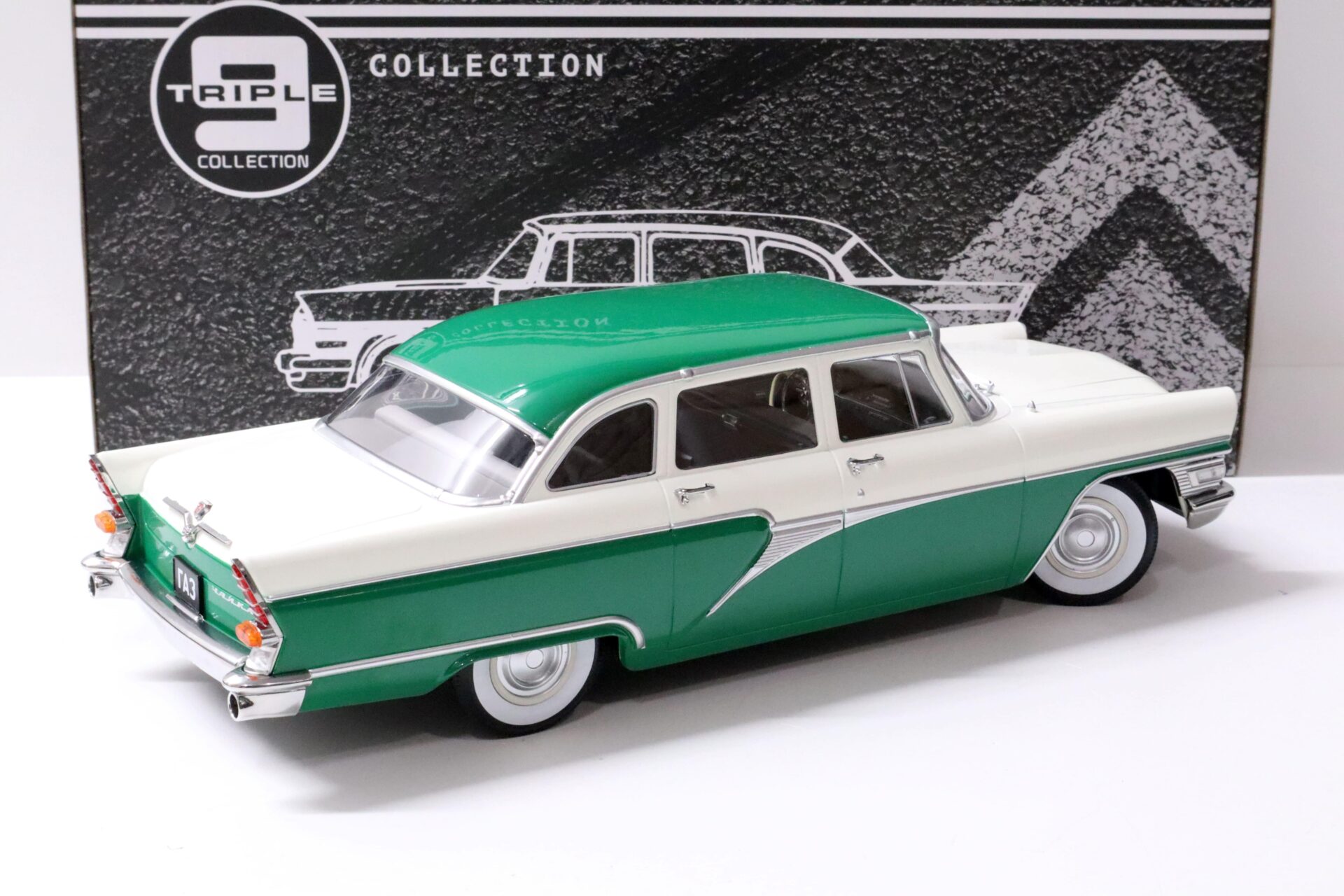 1:18 Triple9 1959 GAZ 13 Seagull Limousine green/ white Die-Cast