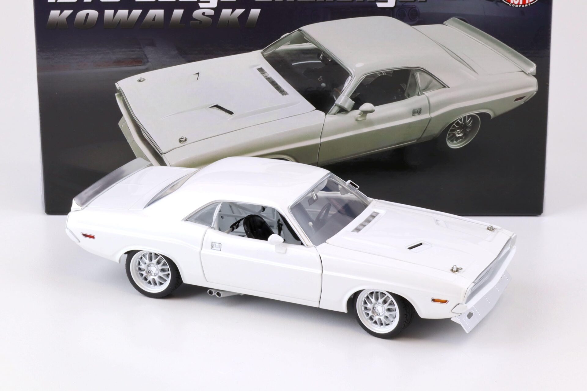 1:18 ACME 1970 Dodge Challenger Street Fighter KOWALSKI white A1806022