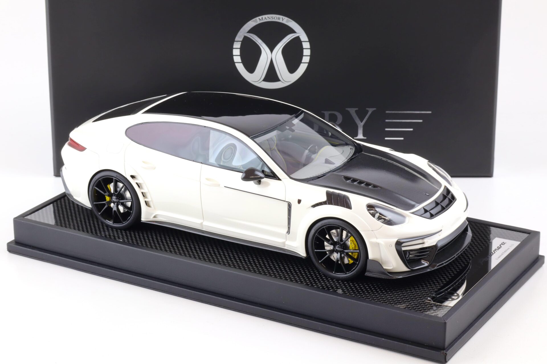 1:18 Motorhelix Porsche Panamera Mansory 2019 white/ Carbon MY18-PAWE