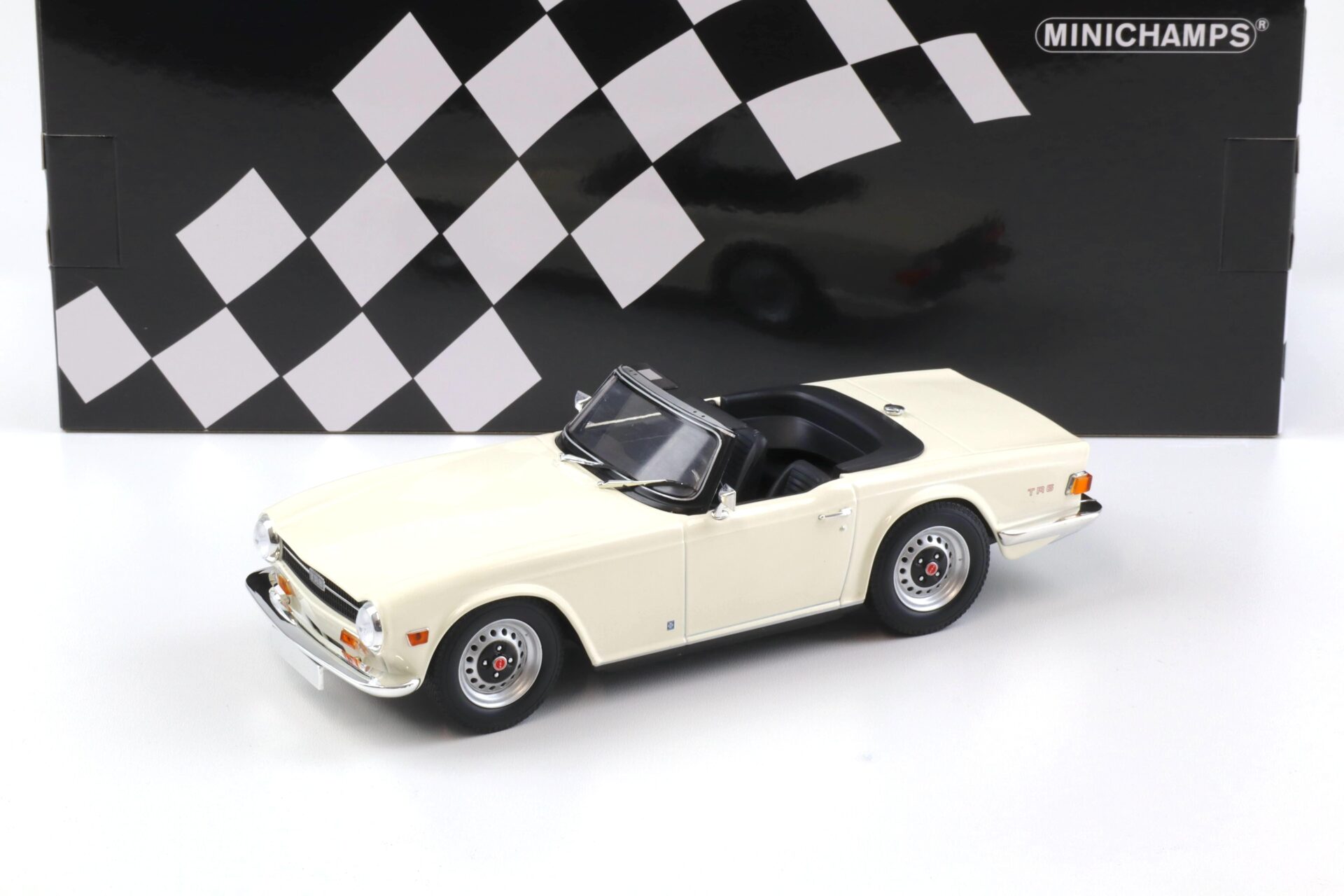 1:18 Minichamps Triumph TR6 Roadster 1969 LHD white