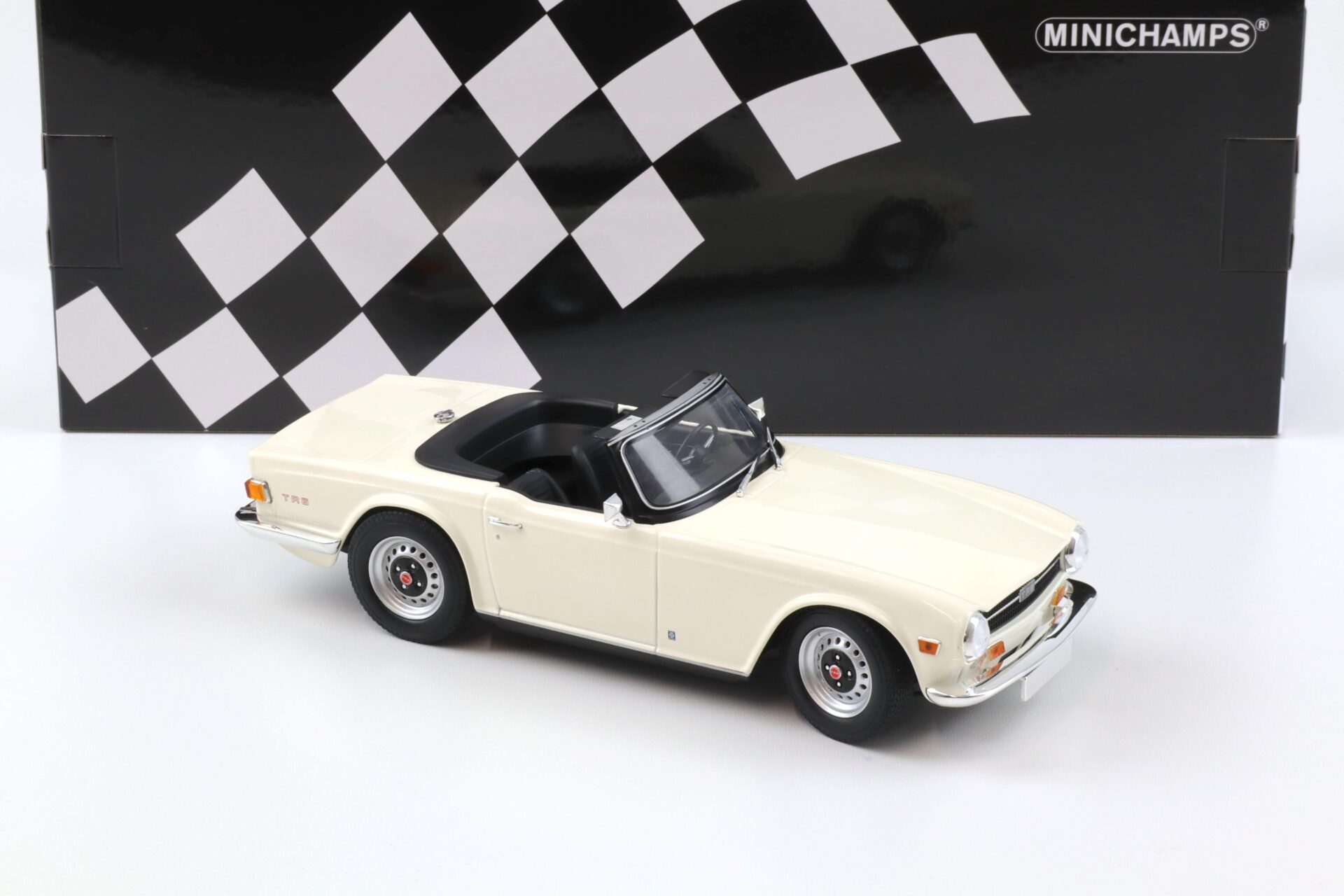 1:18 Minichamps Triumph TR6 Roadster 1969 LHD white