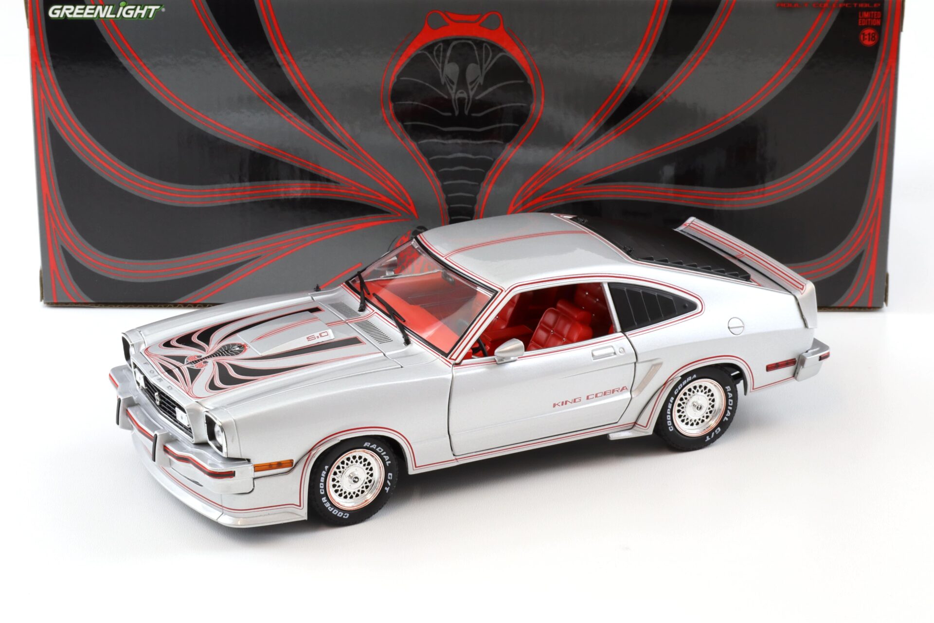 1:18 Greenlight 1978 Ford Mustang II King Cobra silver metallic/ black-red stripes