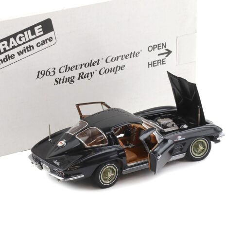 1:24 Danbury Mint 1963 Chevrolet Corvette Sting Ray Coupe Tuxedo black