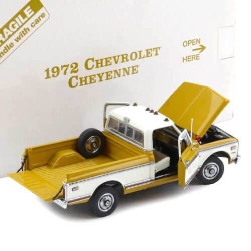 1:24 Danbury Mint 1972 Chevrolet Cheyenne Pickup Spanish gold/ Frost white