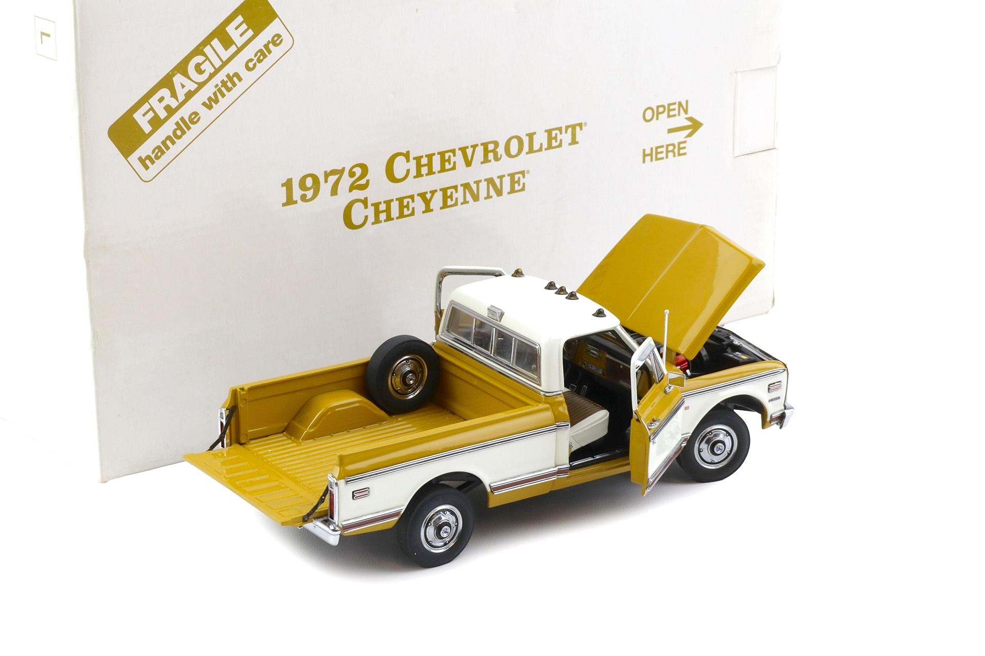 1:24 Danbury Mint 1972 Chevrolet Cheyenne Pickup Spanish gold/ Frost white